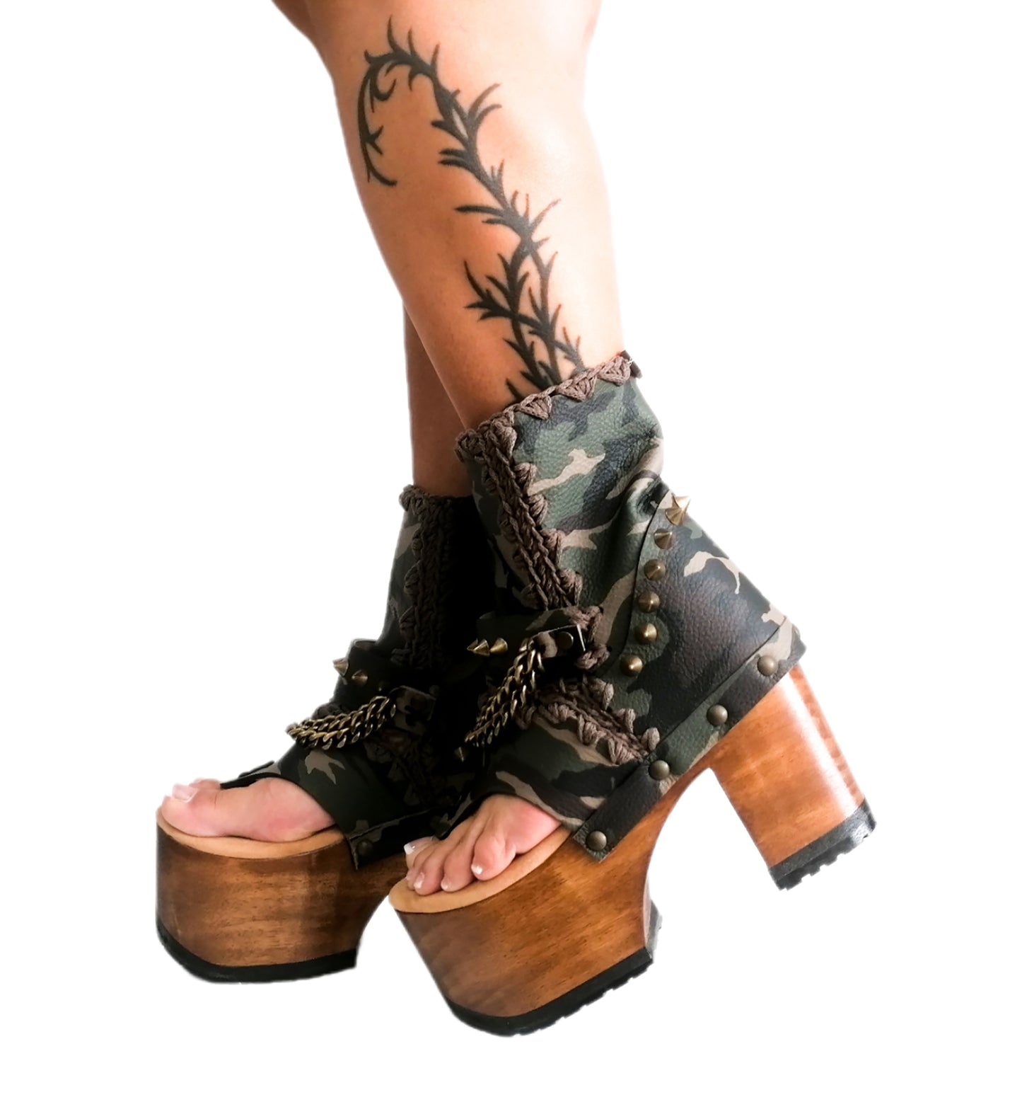 Flip-flop style sandal made in military leather. Clog with heel and wooden platform. Military flip flops with studs and chains. Sizes 34 to 47. Military Flip Flops is an exclusive design by Sol Caleyo.