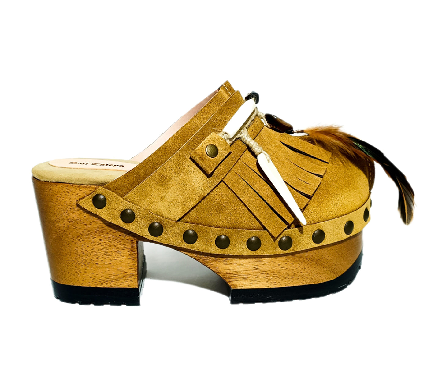 Bohemian style clogs, natural shell accessories, leather clogs decorated with feathers and natural shells. Boho style leather clogs. High-end handmade footwear by Sol Caleyo.