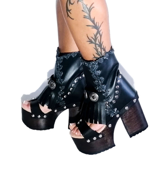 Leather boot with super high wooden heel. Black platform boot decorated with vintage conchos. Sizes 34 to 47. Handmade leather shoes by Sol Caleyo.
