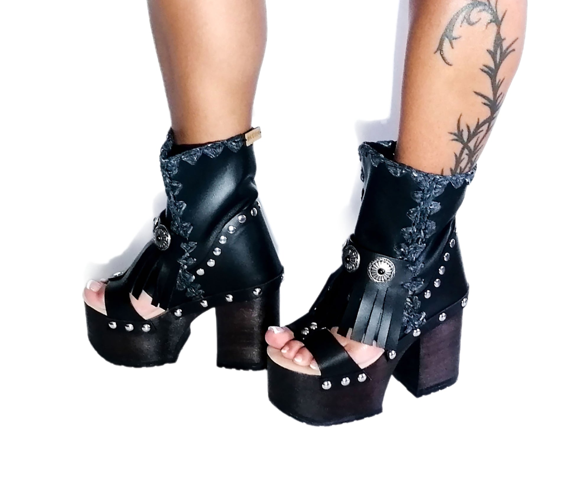 Leather boot with super high wooden heel. Black platform boot decorated with vintage conchos. Sizes 34 to 47. Handmade leather shoes by Sol Caleyo.