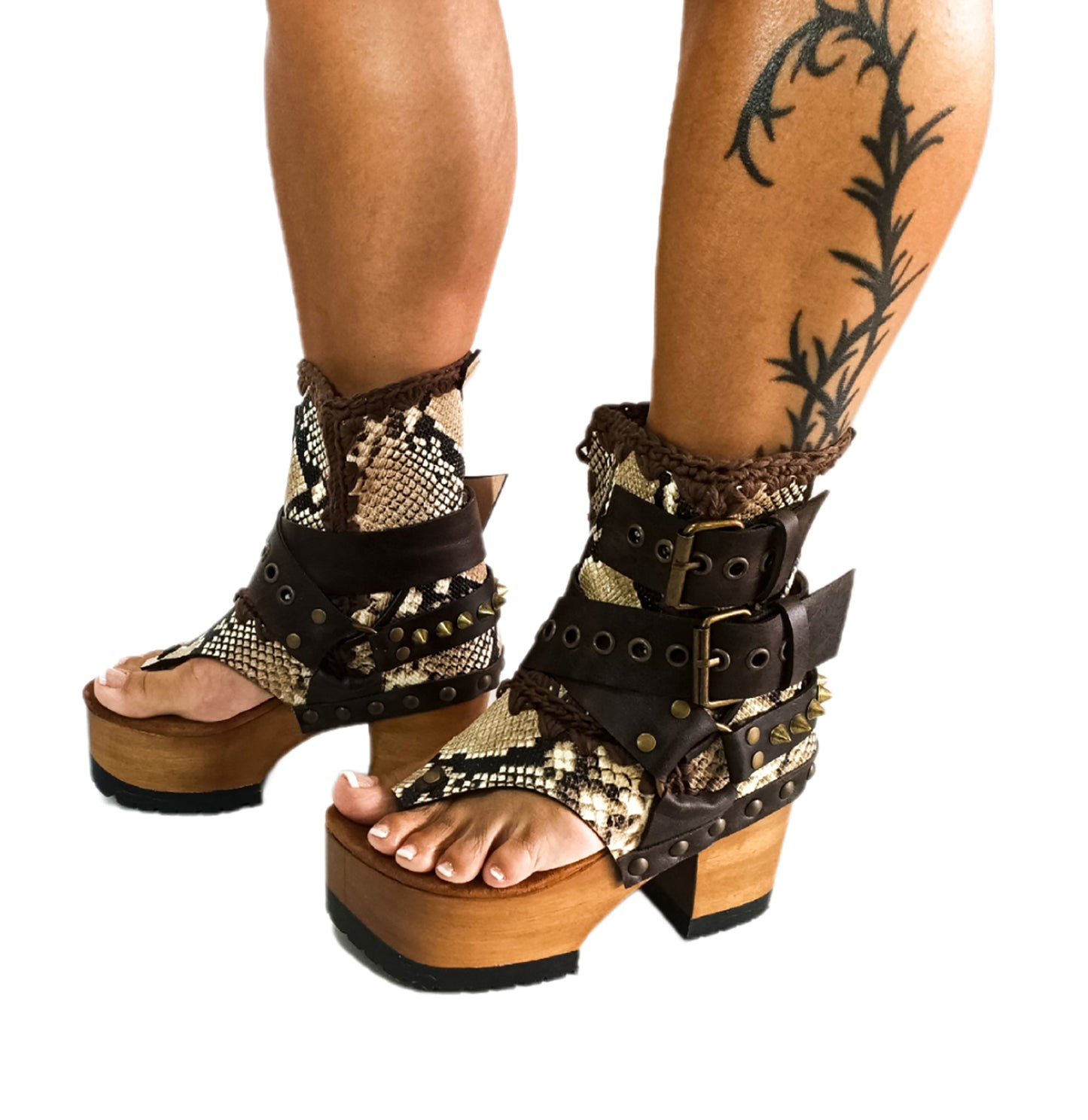 Flip-flop style boot. Biker-style snake boot. Snake boot with wooden heel. Platform flip-flop. High-end leather footwear handmade by Sol Caleyo.