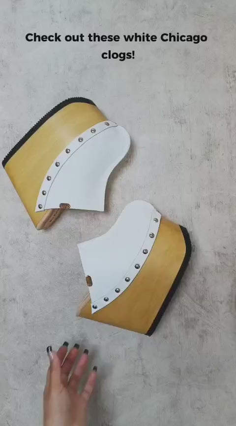 Vintage style clogs with wooden wedge. White clogs 70s style. White mules with wedge heel. High-end handmade footwear by Sol Caleyo.