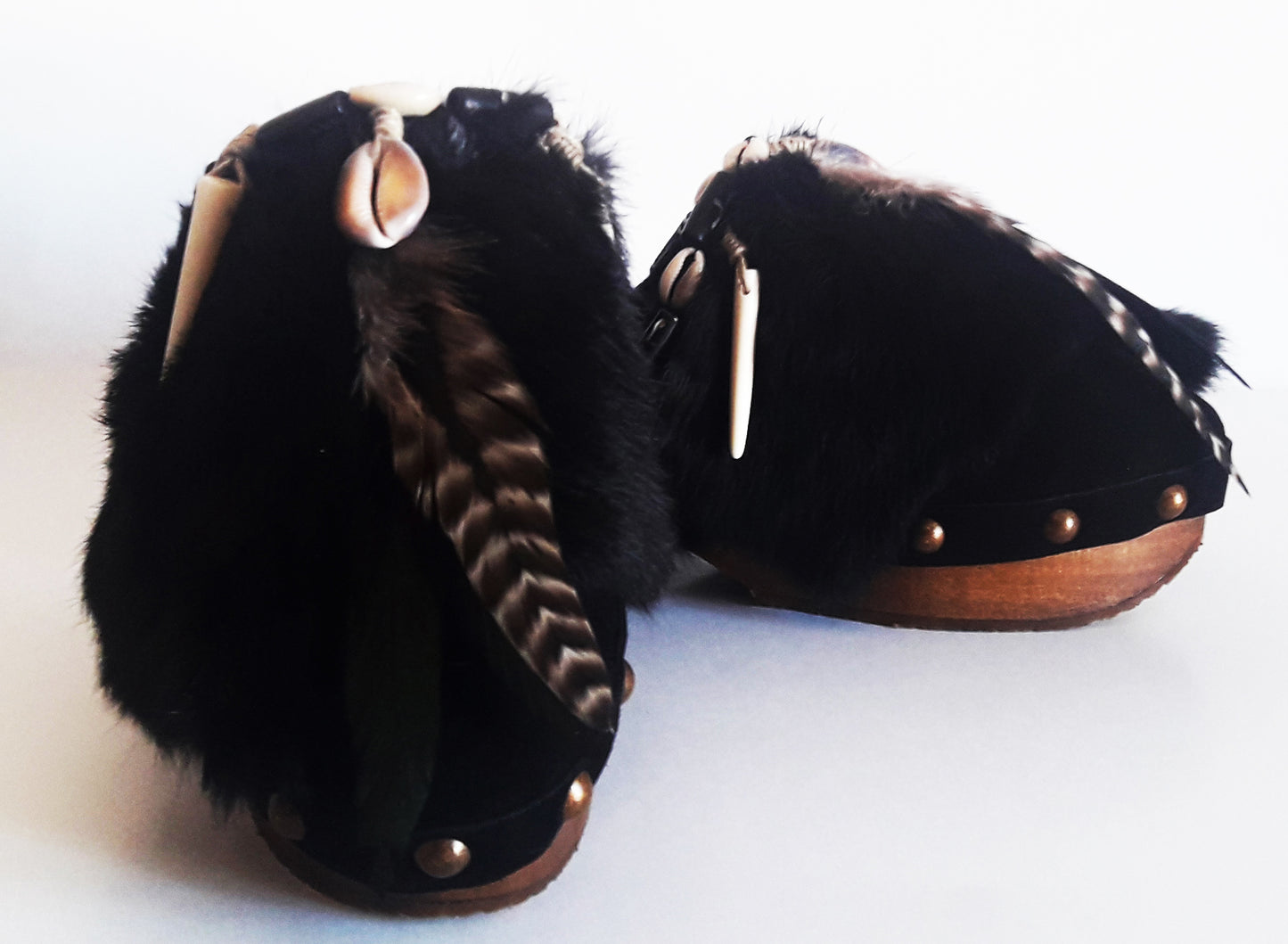 Leather clog with rabbit fur. Clogs with rabbit fur decorated with feathers, shells and horns with a unique Bohemian style. Boho style fur clogs. Sizes 34 to 47. High quality handmade leather shoes by sol Caleyo. Sustainable fashion.