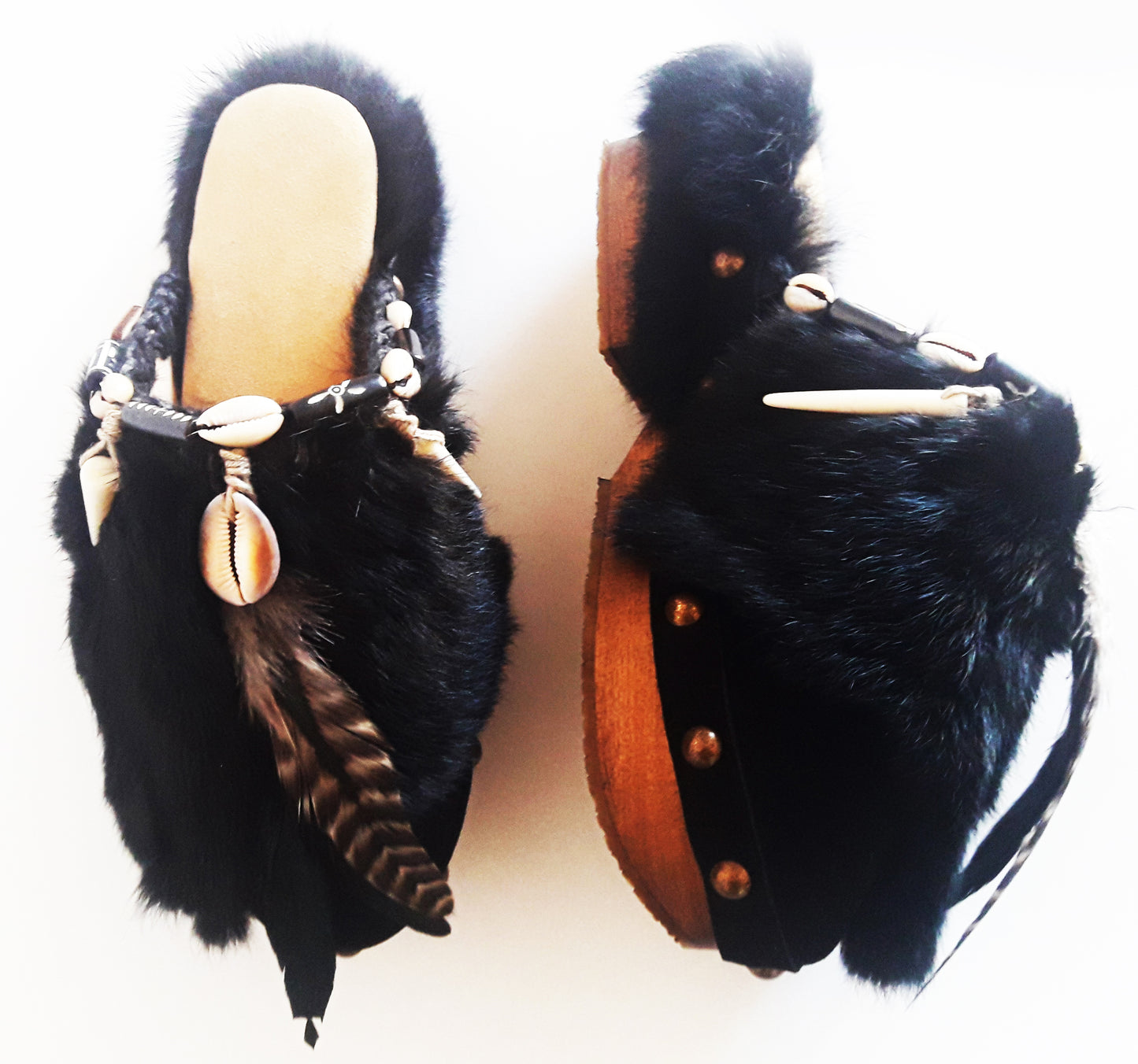 Leather clog with rabbit fur. Clogs with rabbit fur decorated with feathers, shells and horns with a unique Bohemian style. Boho style fur clogs. Sizes 34 to 47. High quality handmade leather shoes by sol Caleyo. Sustainable fashion.