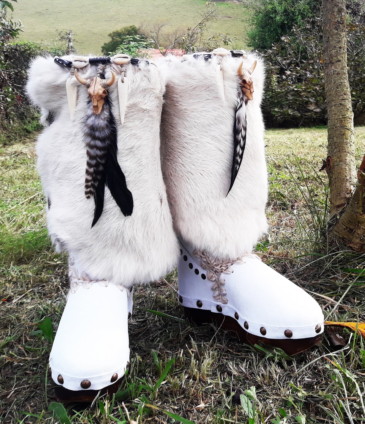 Clog boots in leather and white rabbit fur. Wooden wedge boots. Rabbit fur boots with feathers, shells and horns decoration. Bohemian style boots. Sizes 34 to 47. Handmade leather shoes of excellent quality by Sol Caleyo.