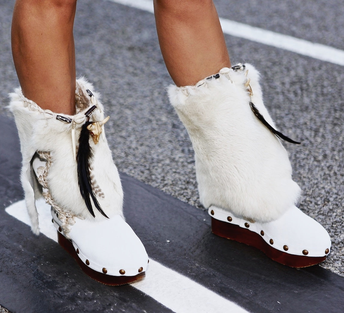Clog boots in leather and white rabbit fur. Wooden wedge boots. Rabbit fur boots with feathers, shells and horns decoration. Bohemian style boots. Sizes 34 to 47. Handmade leather shoes of excellent quality by Sol Caleyo.