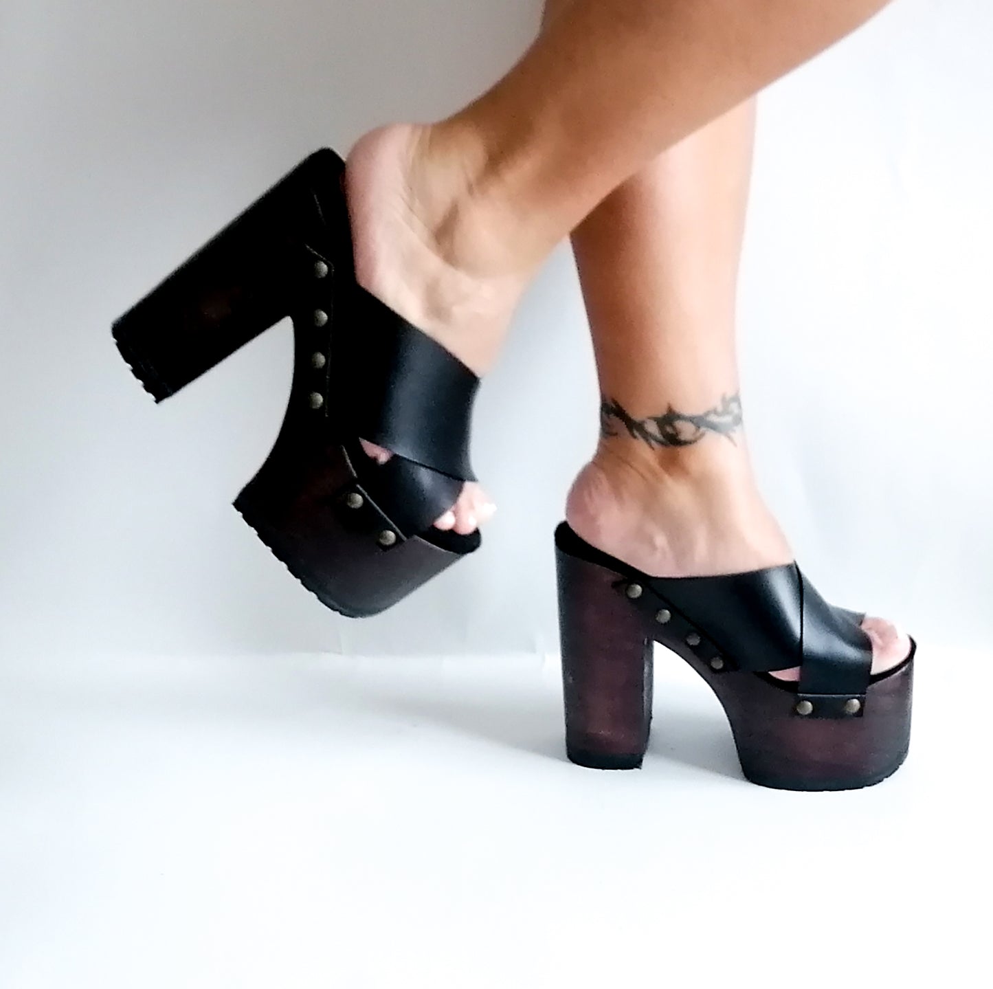Black leather clogs with platform and super high heel. Leather mule with super high wooden heel. Vintage 70's style leather clogs. Vintage style super high heel sandal. Sizes 34 to 47. High quality leather shoes handmade by sol Caleyo. Sustainable fashion.