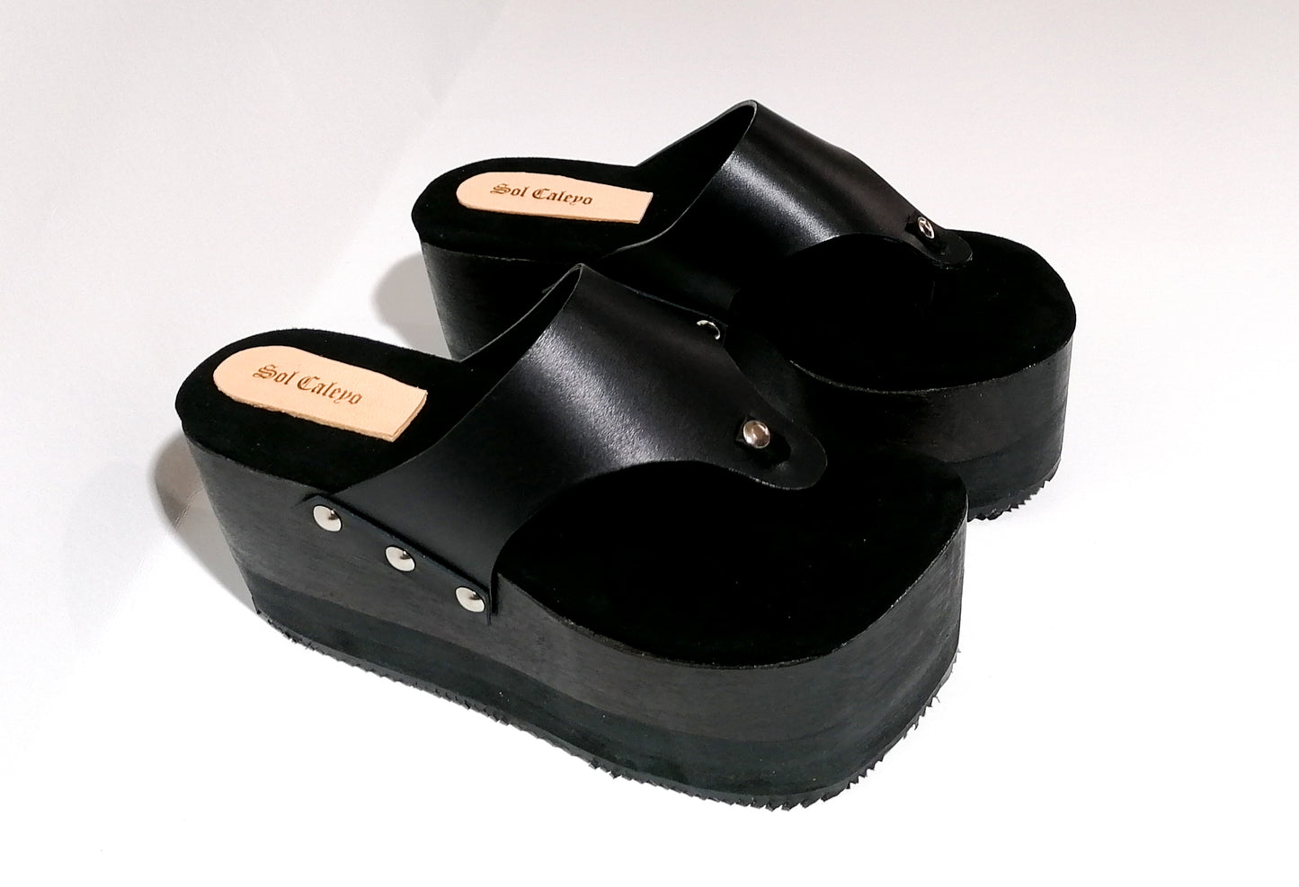 Black flip flop style platform clog sandal. Platform wedge. Black leather flip flop style sandal. Sizes 34 to 47. High quality leather shoes handmade by Sol Caleyo.
