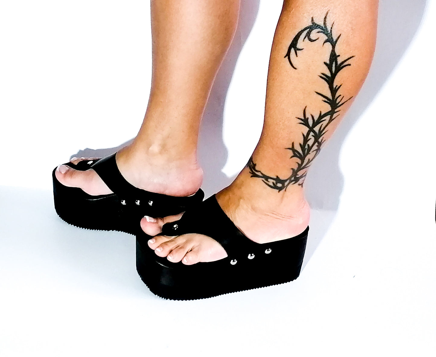 Black flip flop style platform clog sandal. Platform wedge. Black leather flip flop style sandal. Sizes 34 to 47. High quality leather shoes handmade by Sol Caleyo.