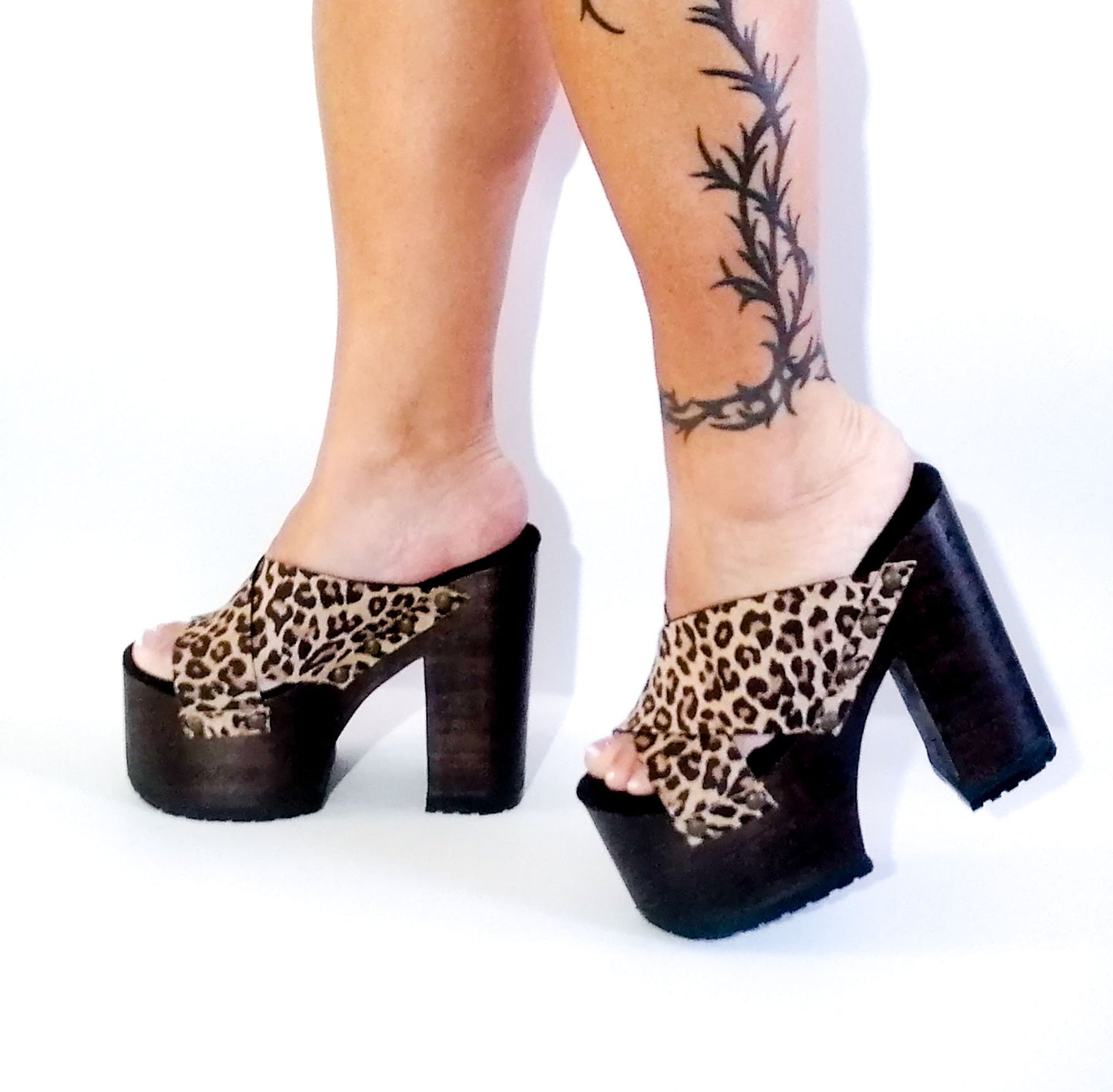 Leopard leather clogs with platform and super high heel. Leather mule with super high wooden heel. Vintage 70's style leather clogs. Vintage style super high heel sandal. Sizes 34 to 47. High quality leather shoes handmade by sol Caleyo. Sustainable fashion.