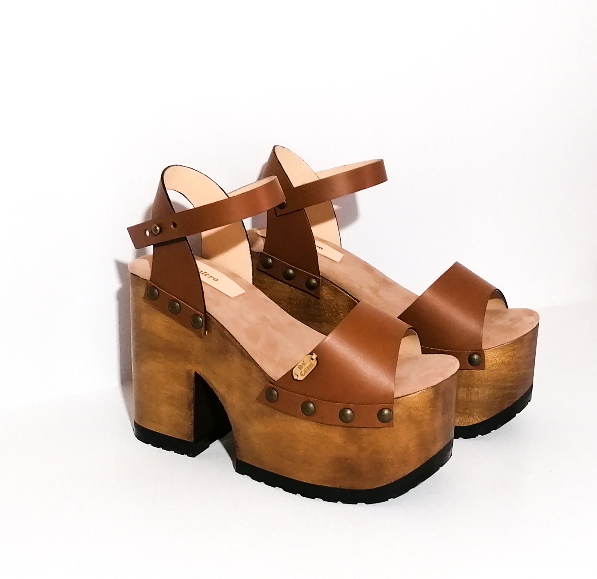 70s style sandals with wooden heel made in leather. Super high wooden heel vintage style. Vintage style clog sandals. Sizes 34 to 47. High quality leather footwear handmade by Sol Caleyo.