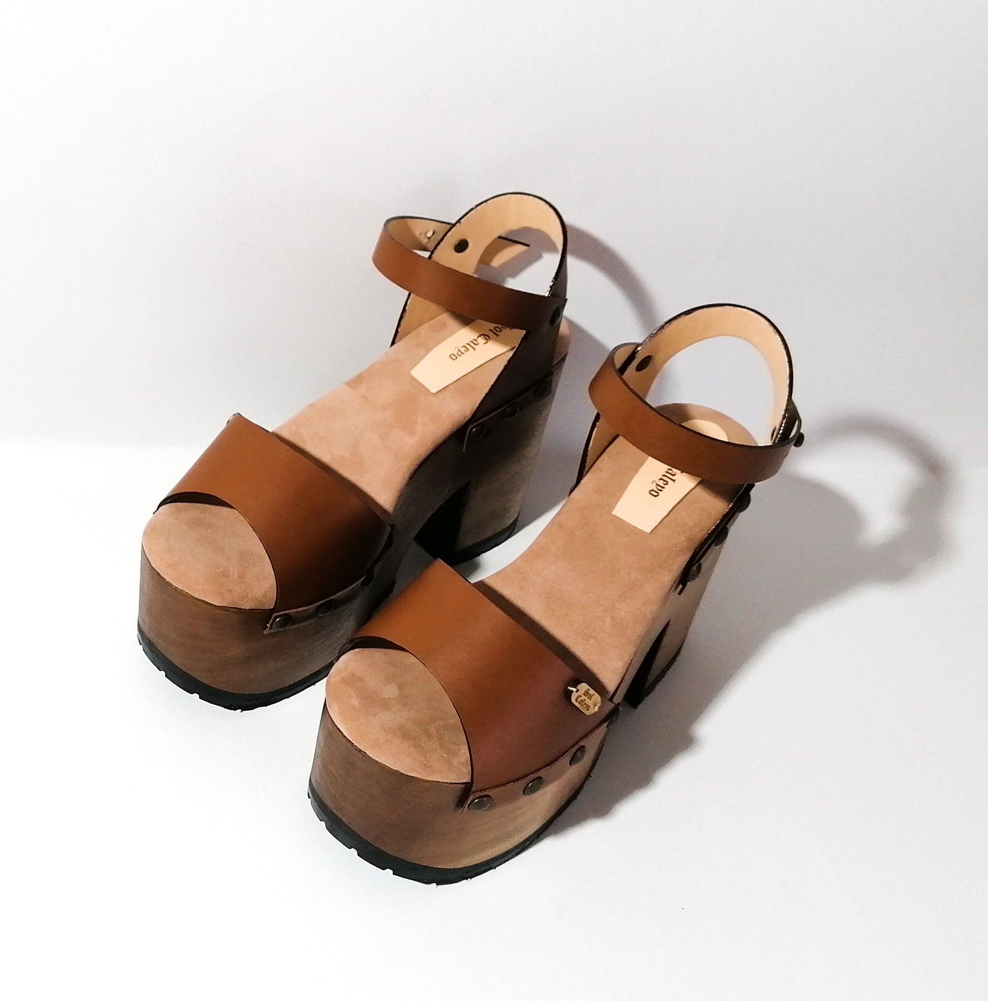 70s style sandals with wooden heel made in leather. Super high wooden heel vintage style. Vintage style clog sandals. Sizes 34 to 47. High quality leather footwear handmade by Sol Caleyo.