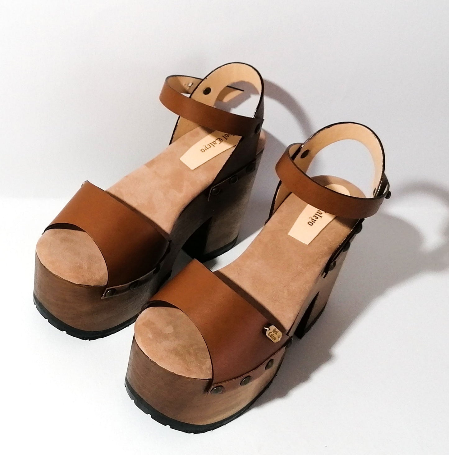 70s style sandals with wooden heel made in leather. Super high wooden heel vintage style. Vintage style clog sandals. Sizes 34 to 47. High quality leather footwear handmade by Sol Caleyo.