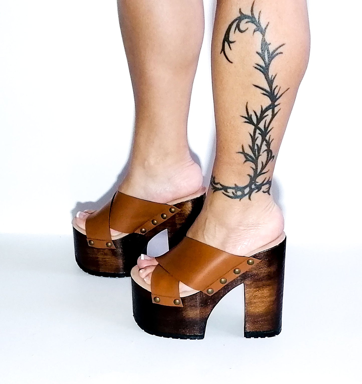 Brown leather clogs with platform and super high heel. Leather mule with super high wooden heel. Vintage 70's style leather clogs. Vintage style super high heel sandal. Sizes 34 to 47. High quality leather shoes handmade by sol Caleyo. Sustainable fashion.