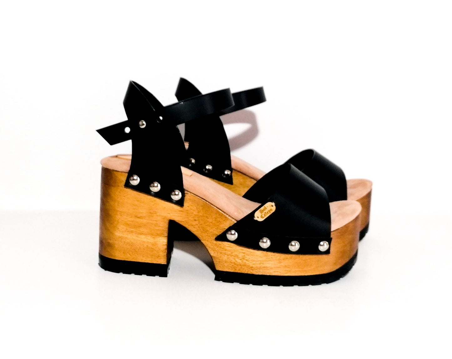70s style sandals with wooden heel made in leather. Super high wooden heel vintage style. Vintage style clog sandals. Sizes 34 to 47. High quality leather footwear handmade by Sol Caleyo.