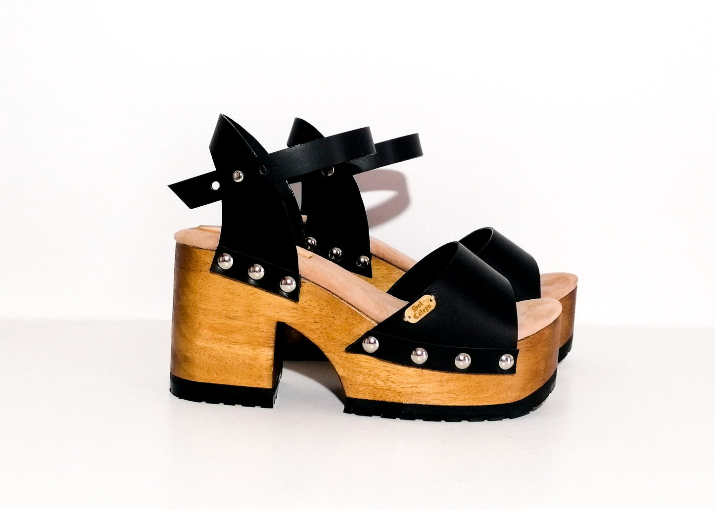 70s style sandals with wooden heel made in leather. Super high wooden heel vintage style. Vintage style clog sandals. Sizes 34 to 47. High quality leather footwear handmade by Sol Caleyo.