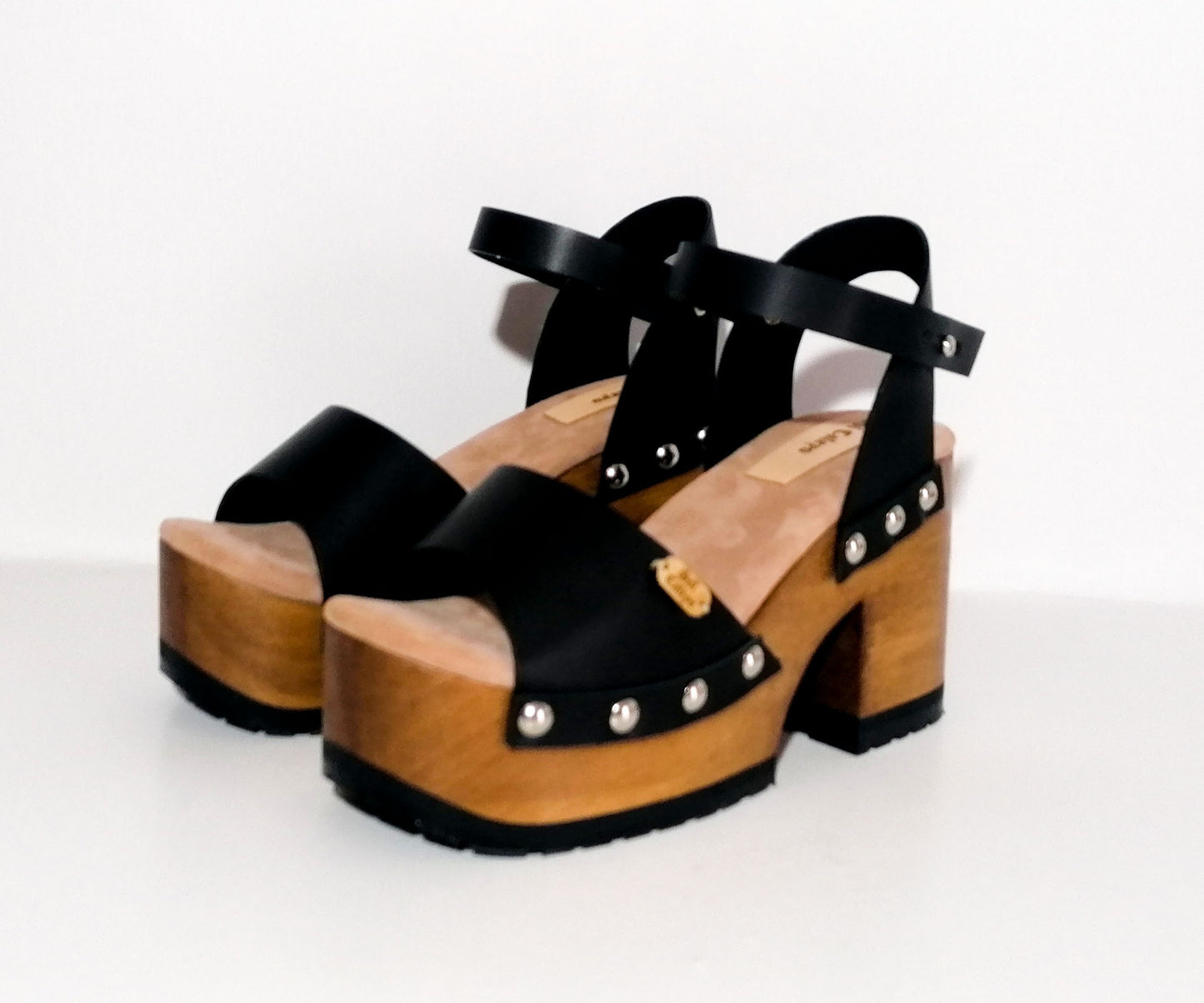 70s style sandals with wooden heel made in leather. Super high wooden heel vintage style. Vintage style clog sandals. Sizes 34 to 47. High quality leather footwear handmade by Sol Caleyo.