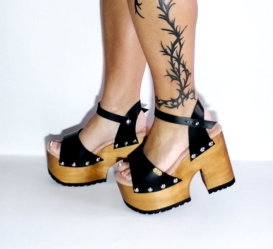 70s style sandals with wooden heel made in leather. Super high wooden heel vintage style. Vintage style clog sandals. Sizes 34 to 47. High quality leather footwear handmade by Sol Caleyo.