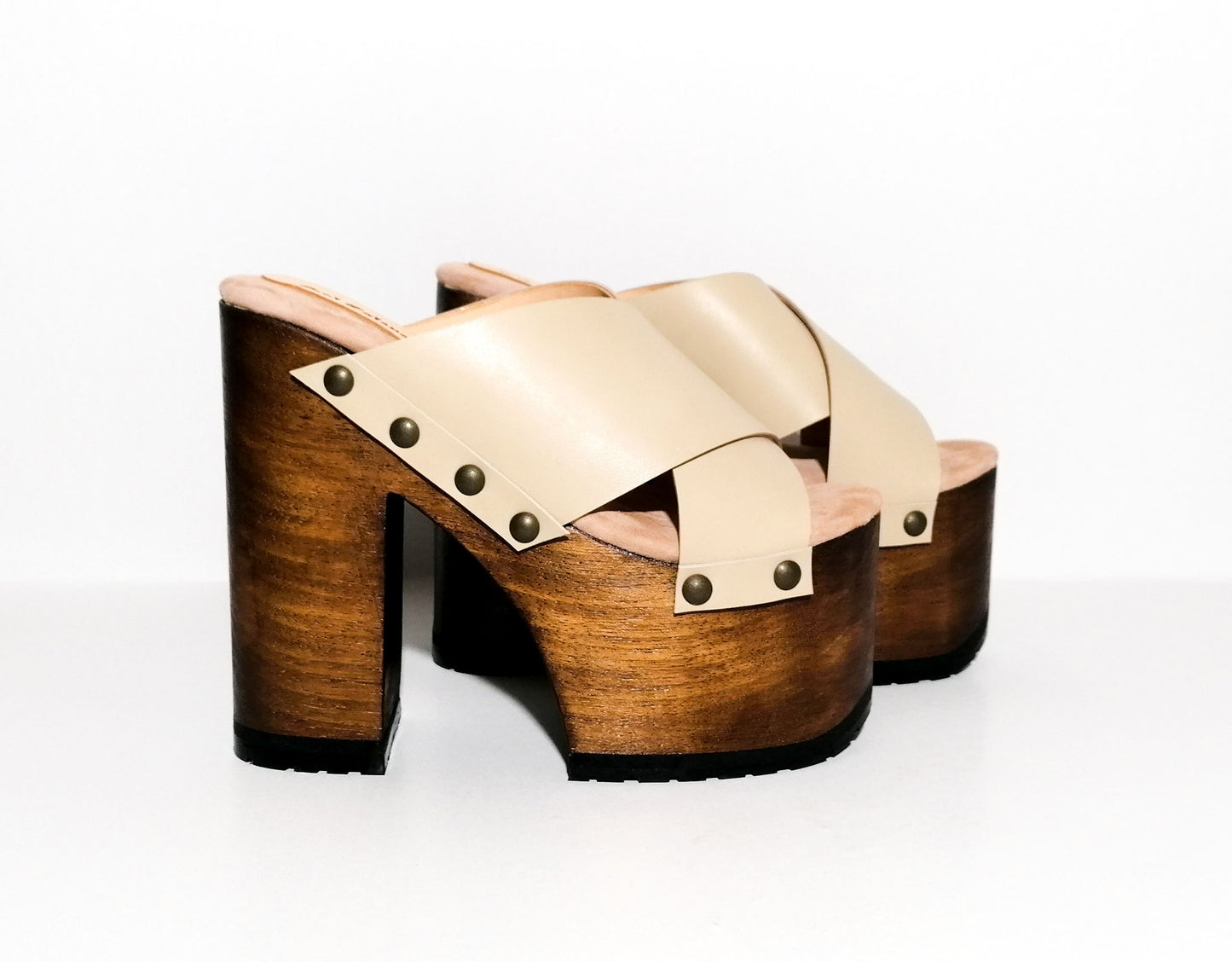 Beige leather clogs with platform and super high heel. Leather mule with super high wooden heel. Vintage 70's style leather clogs. Vintage style super high heel sandal. Sizes 34 to 47. High quality leather shoes handmade by sol Caleyo. Sustainable fashion.