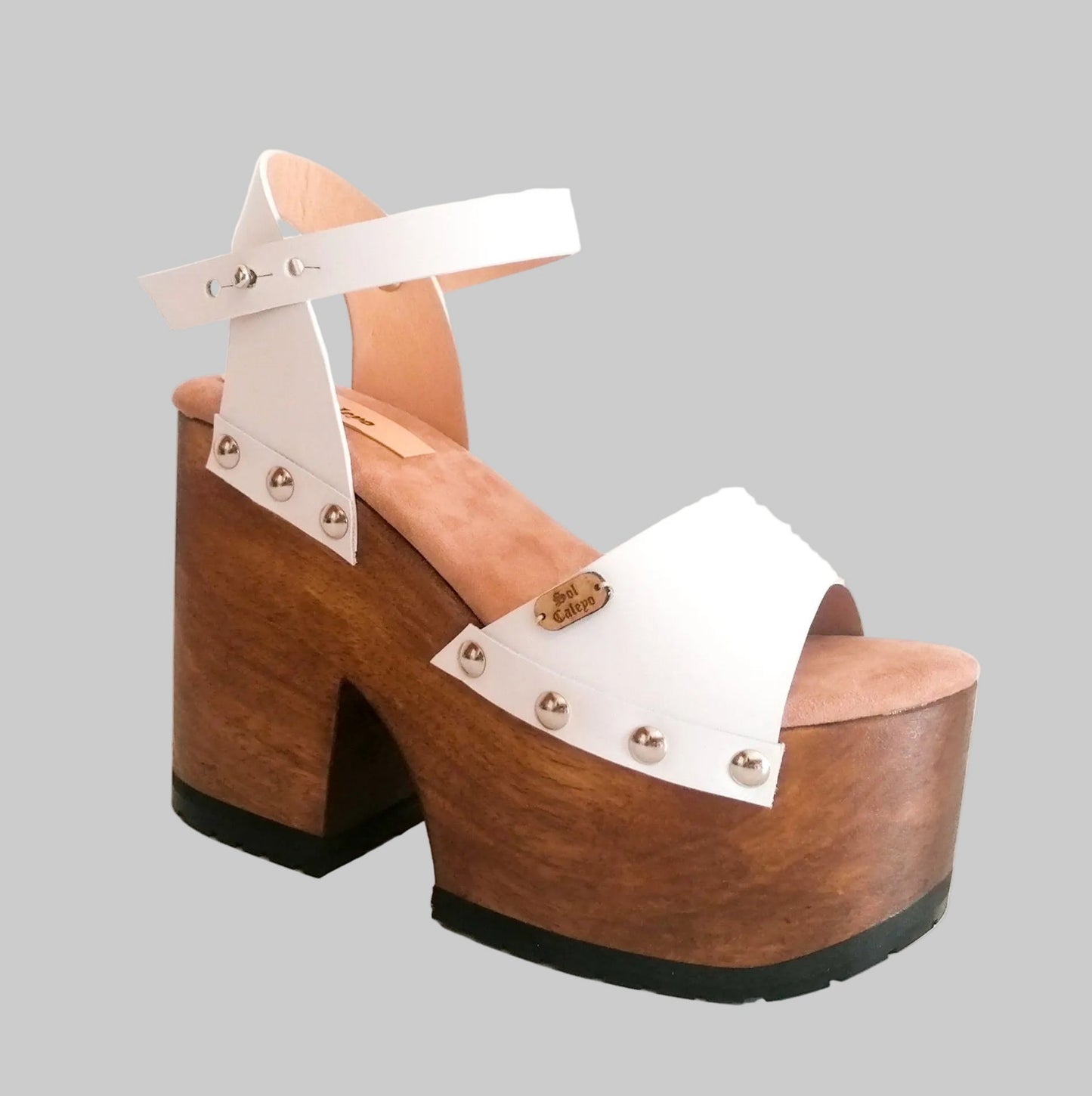 White leather sandals with wooden heel in 70s style. Super high wooden heel vintage style. Vintage style platform sandals. Sizes 34 to 47. High quality leather footwear handmade by Sol Caleyo.