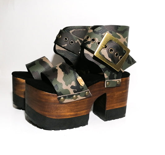 90's style platform clog sandal. Platform sandal handmade in military leather. Wooden heel in military style. Sizes 34 to 47. High quality handmade leather shoes by sol Caleyo. Sustainable fashion.