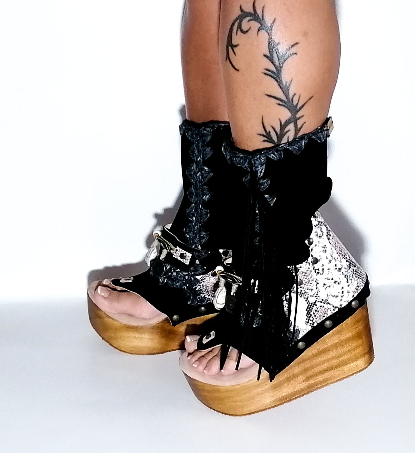 Leather clog boot with wooden wedge flip flop style. Leather flip flop style boot decorated with shells, coins and fringes which gives it an authentic Boho style. Leather flip flop with wooden wedge. Bohemian style leather boot. Sizes 34 to 47. High quality leather footwear handmade by sol Caleyo. Sustainable fashion.