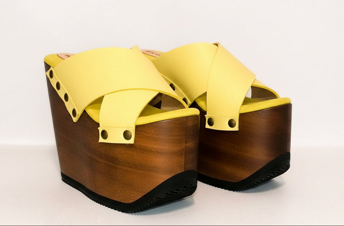 Yellow leather platform sandals with super high wooden heel. Vintage 70s style platform sandals. Handmade leather sandals, sizes 34 to 47. Exclusive design by Sol Caleyo.