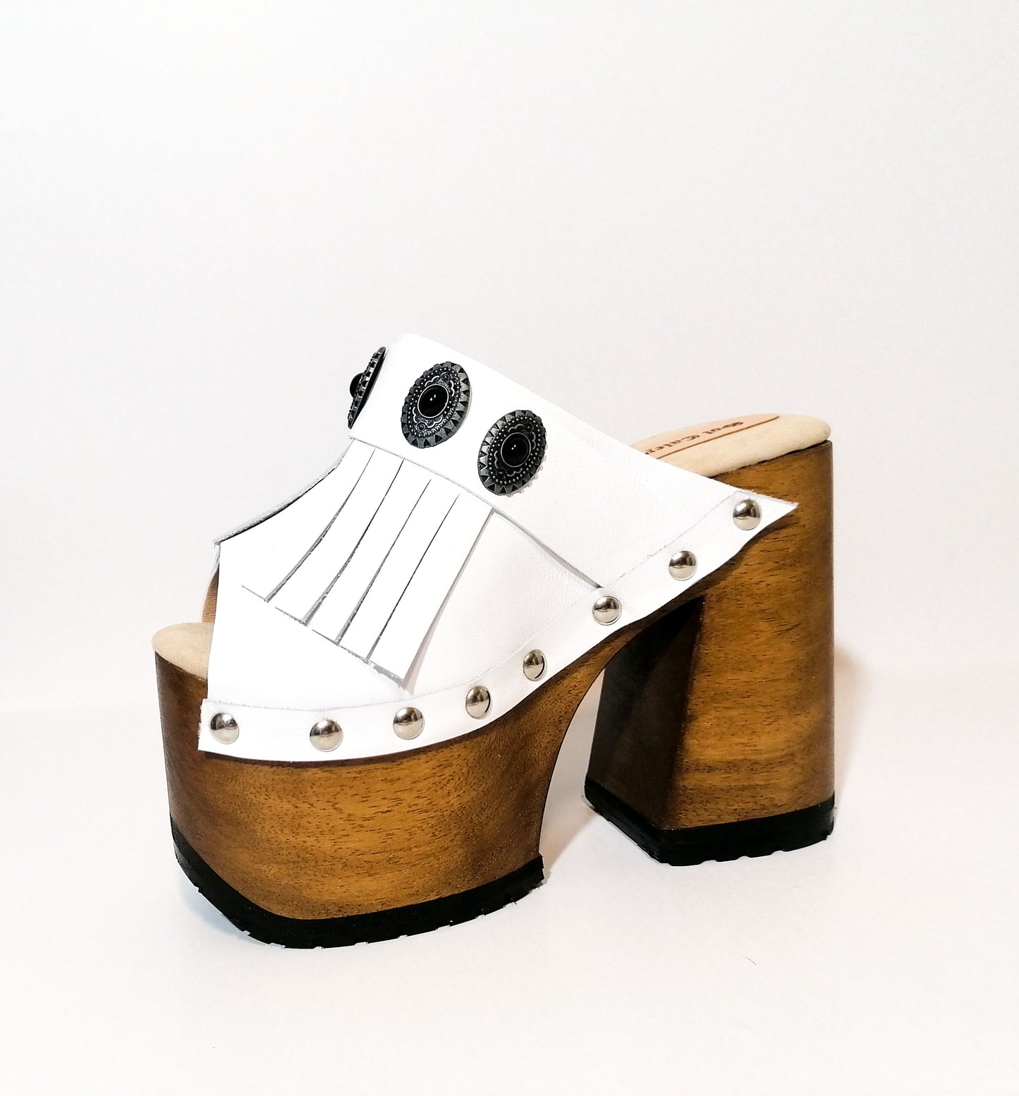 White leather sandal. White leather sandal boho style. White leather sandal decorated with fringes and silver conchos with a unique boho style. Wooden clog sandals with super high heels 70's style. Sizes 34 to 47. High quality handmade leather shoes by sol Caleyo. Sustainable fashion.
