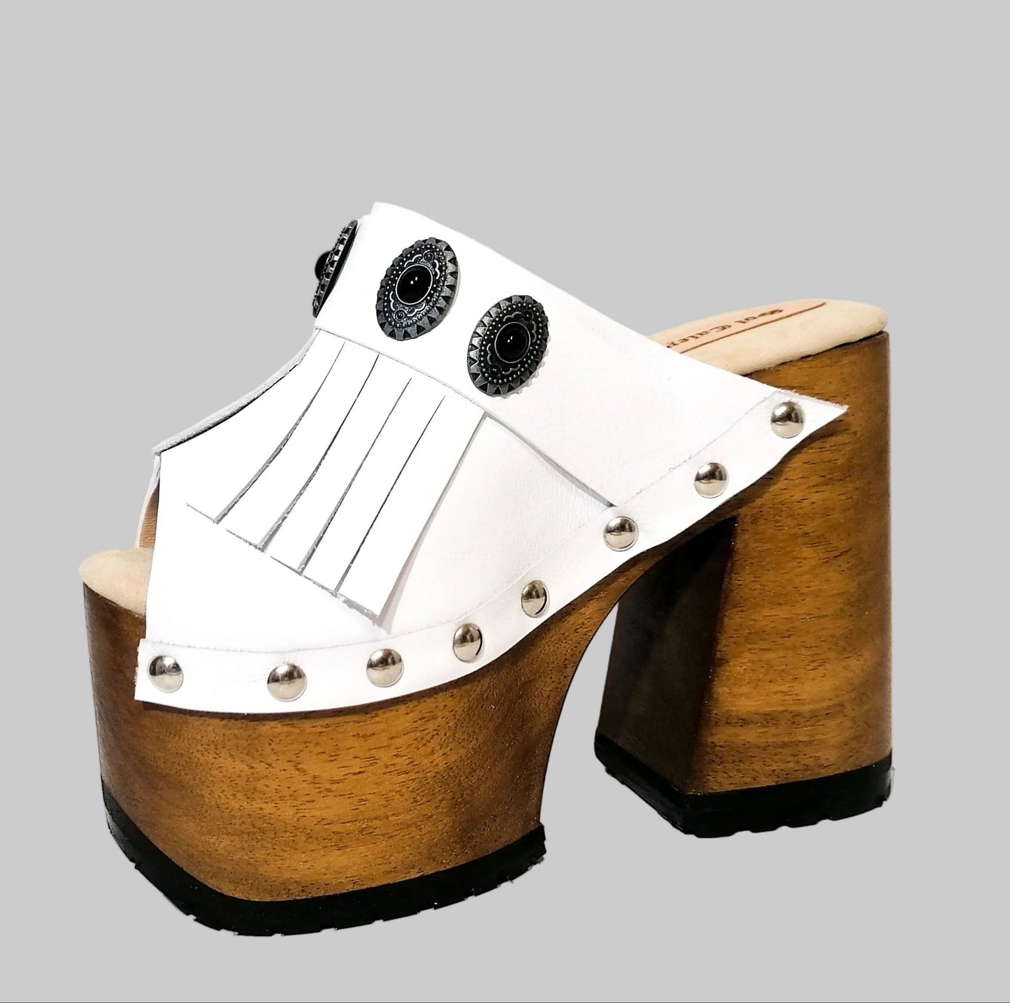 White leather sandal. White leather sandal boho style. White leather sandal decorated with fringes and silver conchos with a unique boho style. Wooden clog sandals with super high heels 70's style. Sizes 34 to 47. High quality handmade leather shoes by sol Caleyo. Sustainable fashion.
