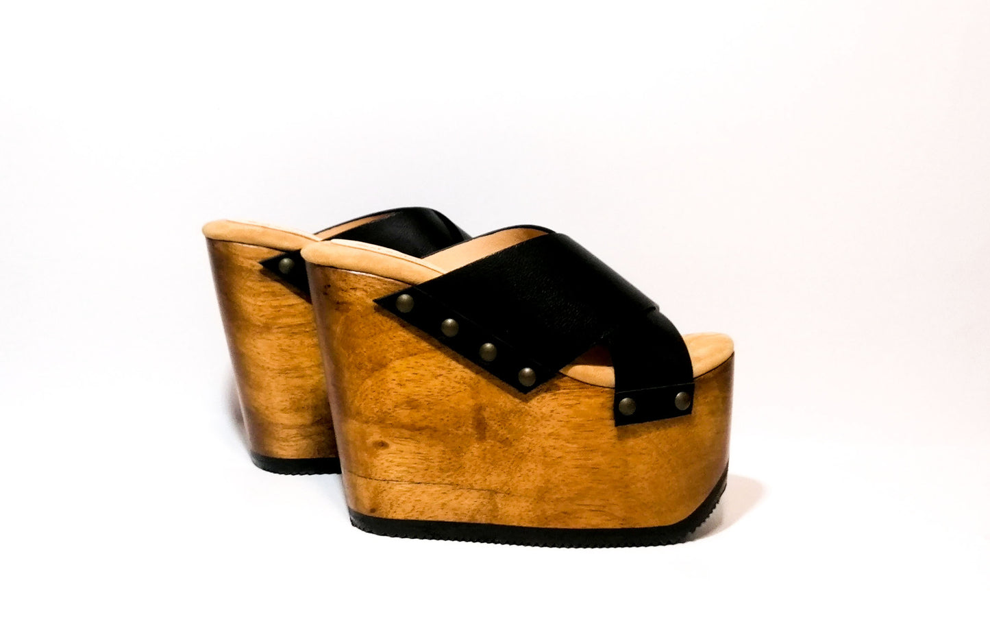 Super high wooden wedge sandals made in high quality leather. Super high wooden wedge vintage style. Yellow, white and black wooden wedge sandals. Sizes from 34 to 47. High quality leather shoes handmade by Sol Caleyo.