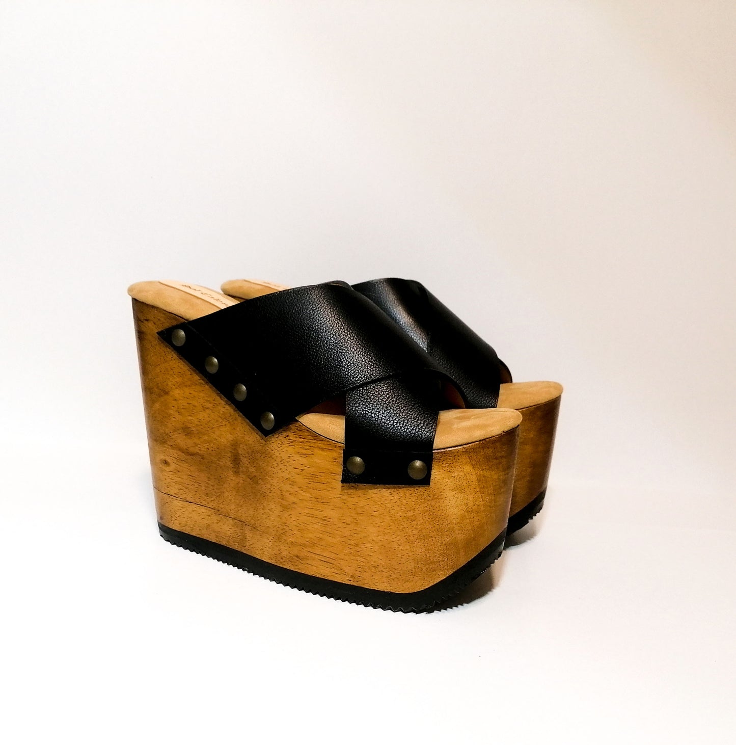 Super high wooden wedge sandals made in high quality leather. Super high wooden wedge vintage style. Yellow, white and black wooden wedge sandals. Sizes from 34 to 47. High quality leather shoes handmade by Sol Caleyo.