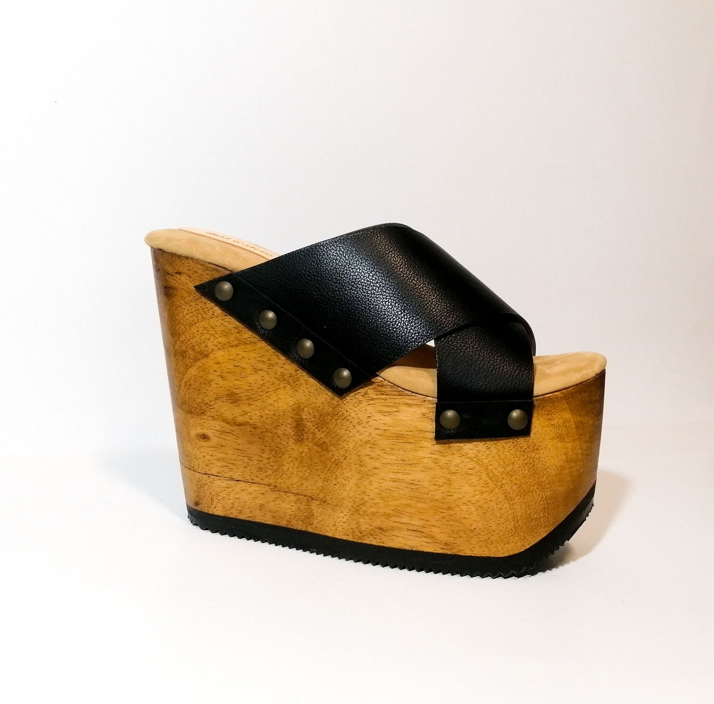 Super high wooden wedge sandals made in high quality leather. Super high wooden wedge vintage style. Yellow, white and black wooden wedge sandals. Sizes from 34 to 47. High quality leather shoes handmade by Sol Caleyo.