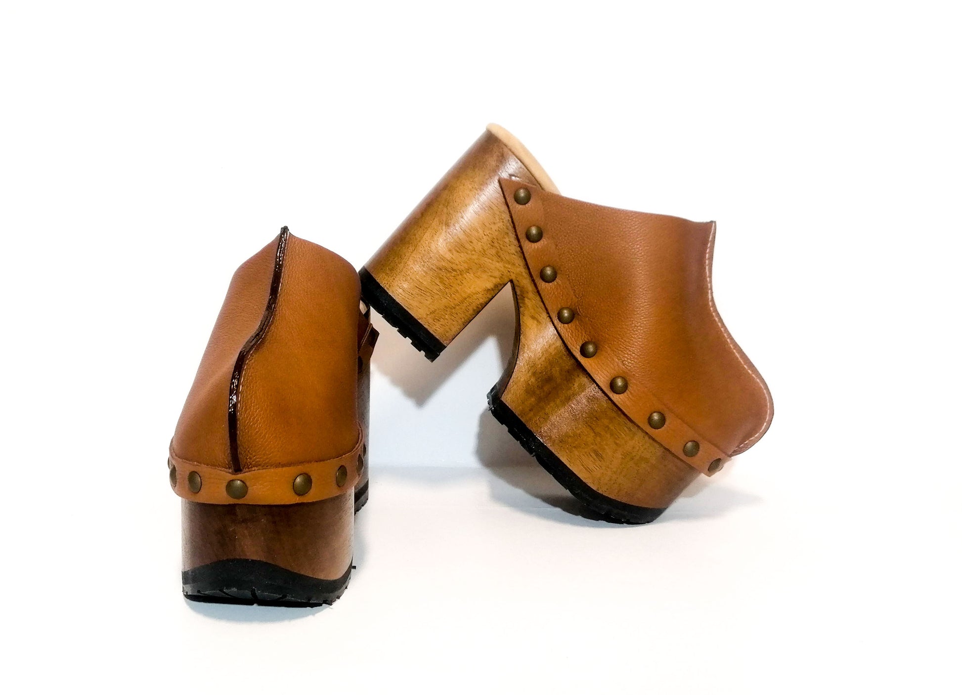 Clogs with platform and high heel in vintage inspiration, 70's style. Closed wooden heel in light brown leather. Sizes 34 to 47. Handmade to order. The Vintage Clogs are an exclusive design by Sol Caleyo.