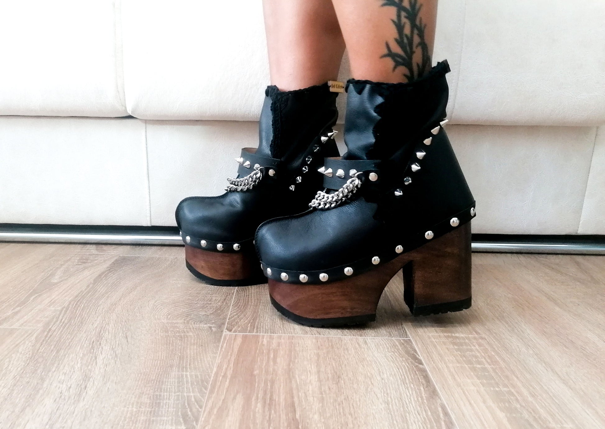 Black leather clog boot. Black leather boot decorated with studs and silver chains. Vintage style platform boot. Black leather biker style boot. Sizes 34 to 47. High quality handmade leather shoes by sol Caleyo. Sustainable fashion.