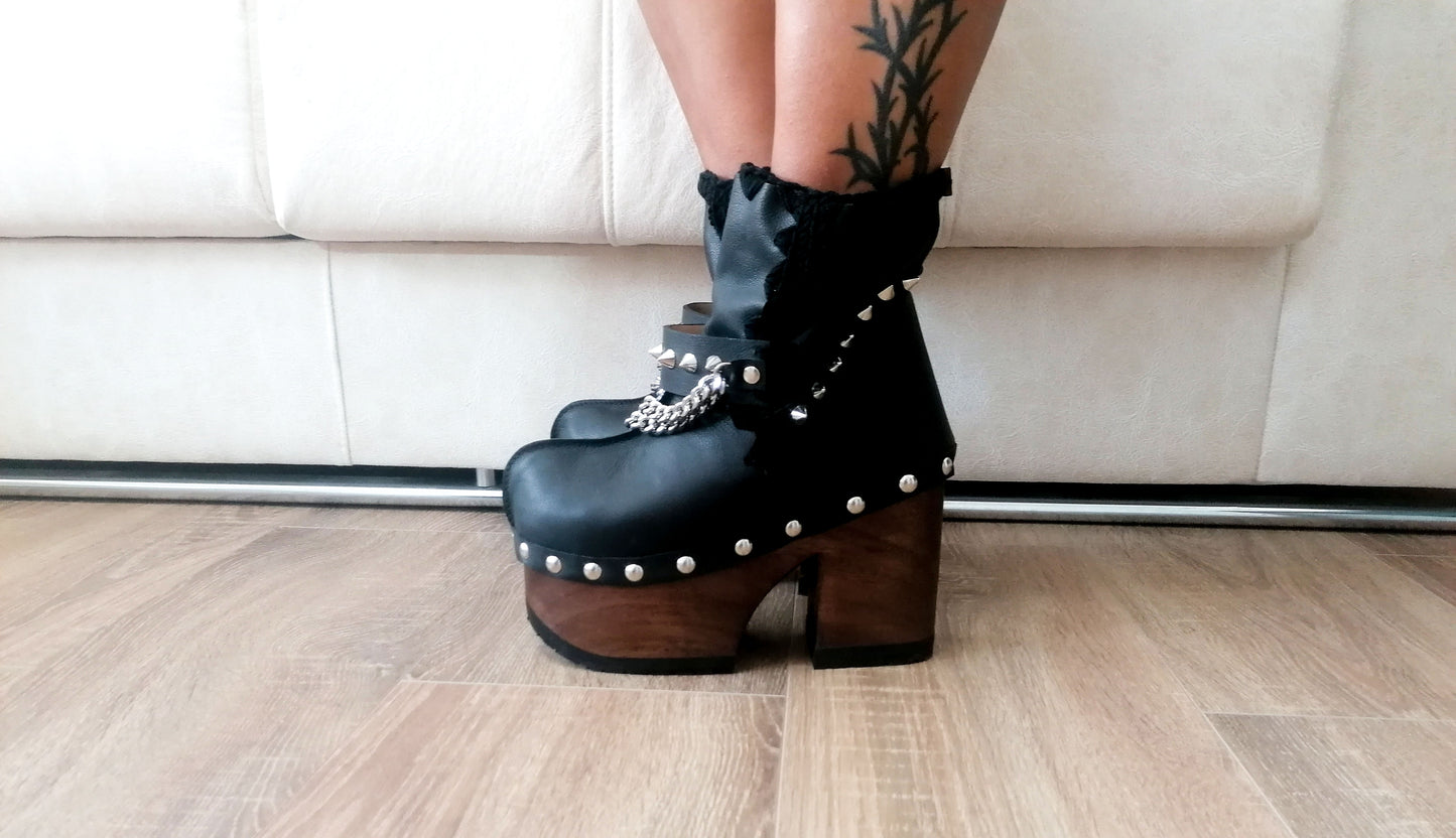 Black leather clog boot. Black leather boot decorated with studs and silver chains. Vintage style platform boot. Black leather biker style boot. Sizes 34 to 47. High quality handmade leather shoes by sol Caleyo. Sustainable fashion.