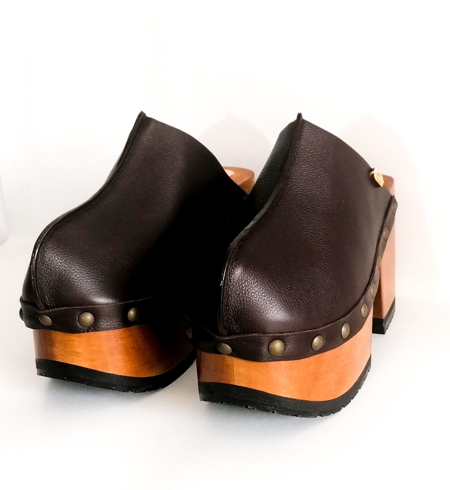 Brown leather clog. Vintage style platform clog. Leather clogs 70's style. Sizes 34 to 47. High quality handmade leather shoes by sol Caleyo. Sustainable fashion.