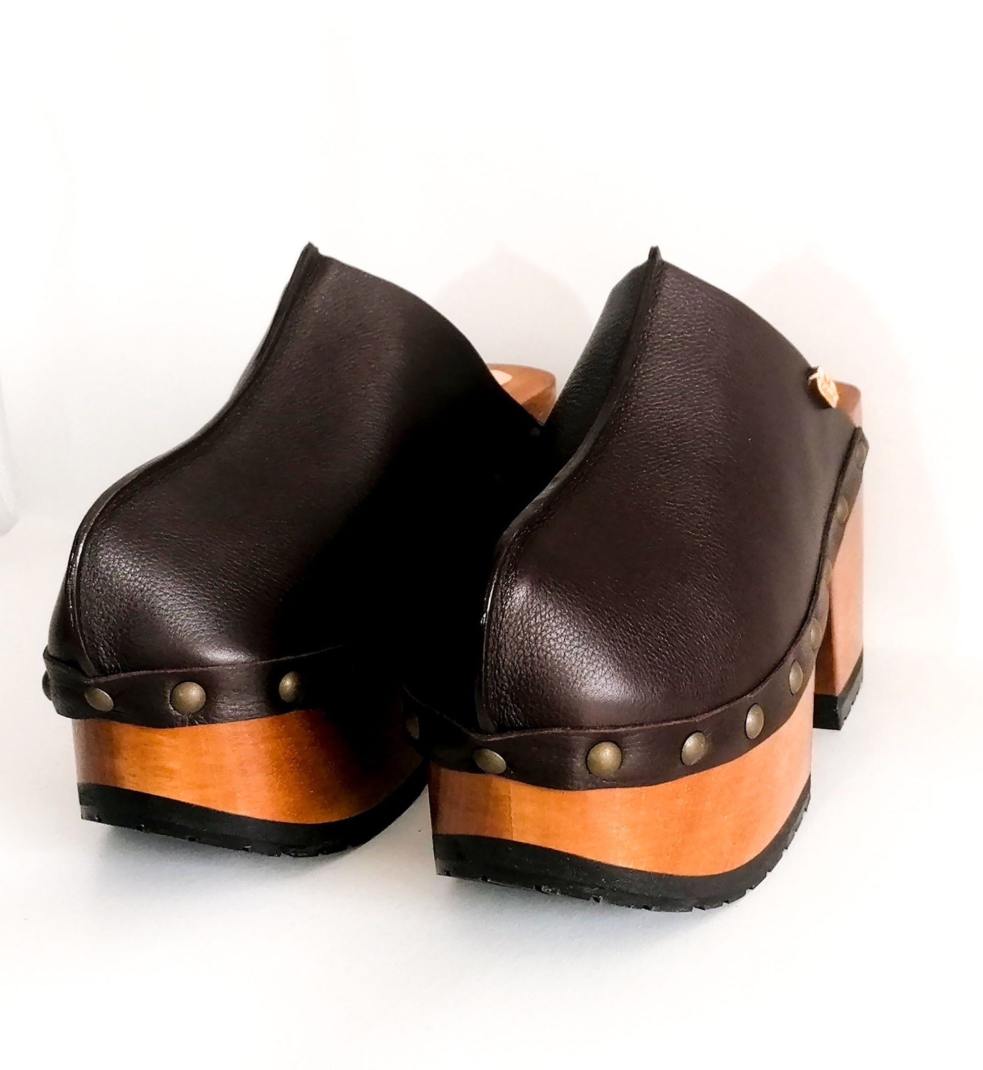 Brown leather clog. Vintage style platform clog. Leather clogs 70's style. Sizes 34 to 47. High quality handmade leather shoes by sol Caleyo. Sustainable fashion.