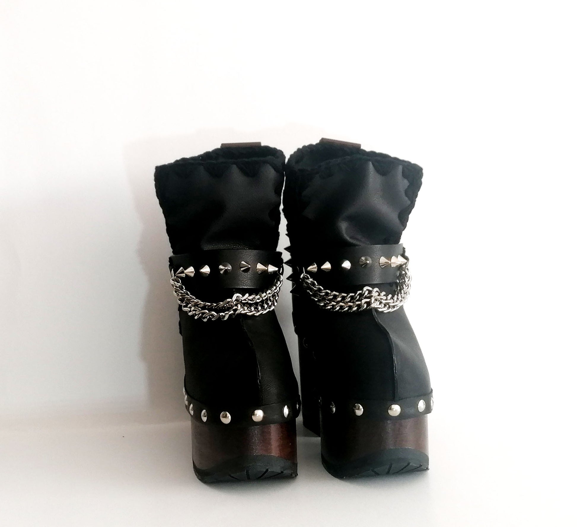 Black leather clog boot. Black leather boot decorated with studs and silver chains. Vintage style platform boot. Black leather biker style boot. Sizes 34 to 47. High quality handmade leather shoes by sol Caleyo. Sustainable fashion.
