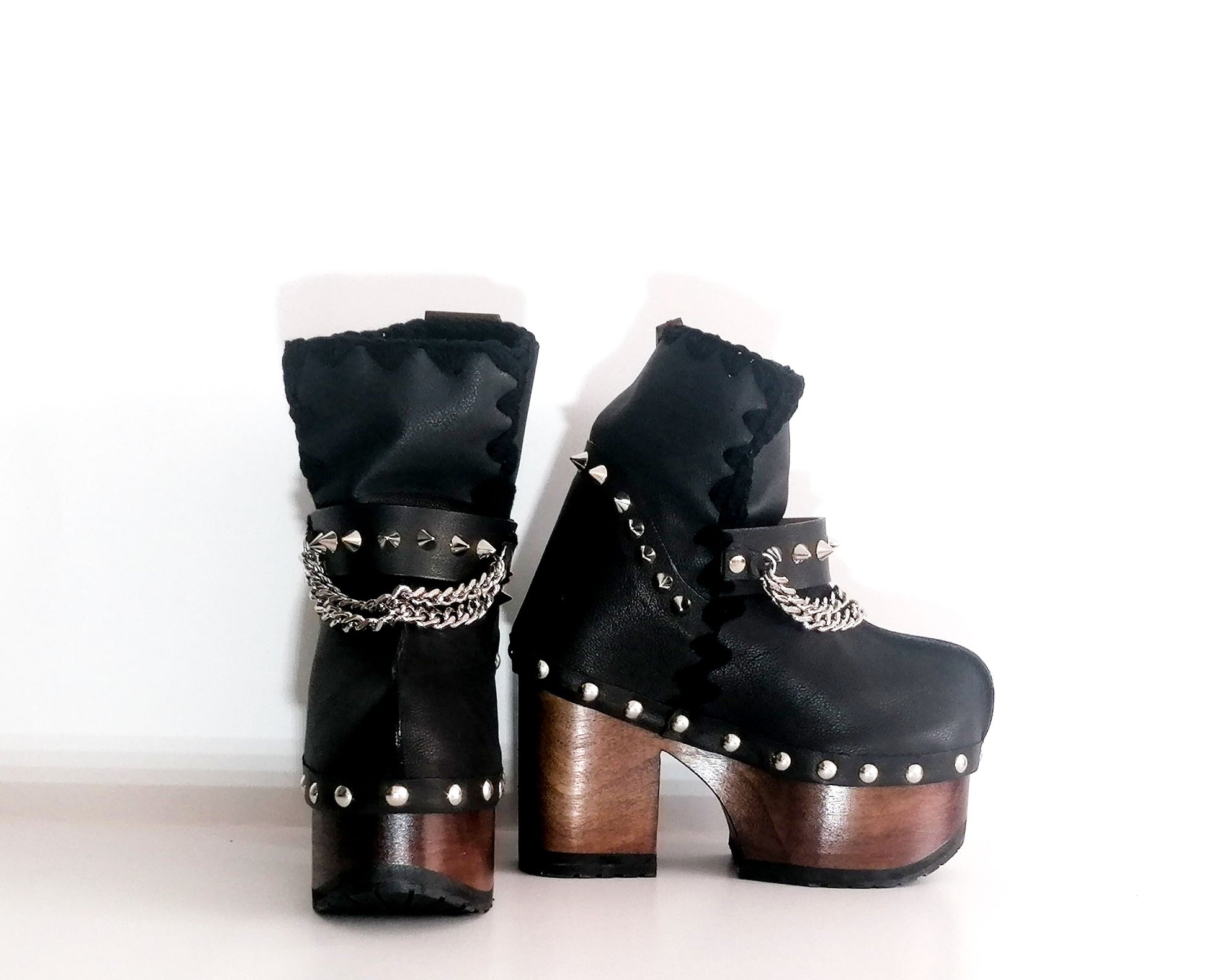 Black leather clog boot. Black leather boot decorated with studs and silver chains. Vintage style platform boot. Black leather biker style boot. Sizes 34 to 47. High quality handmade leather shoes by sol Caleyo. Sustainable fashion.