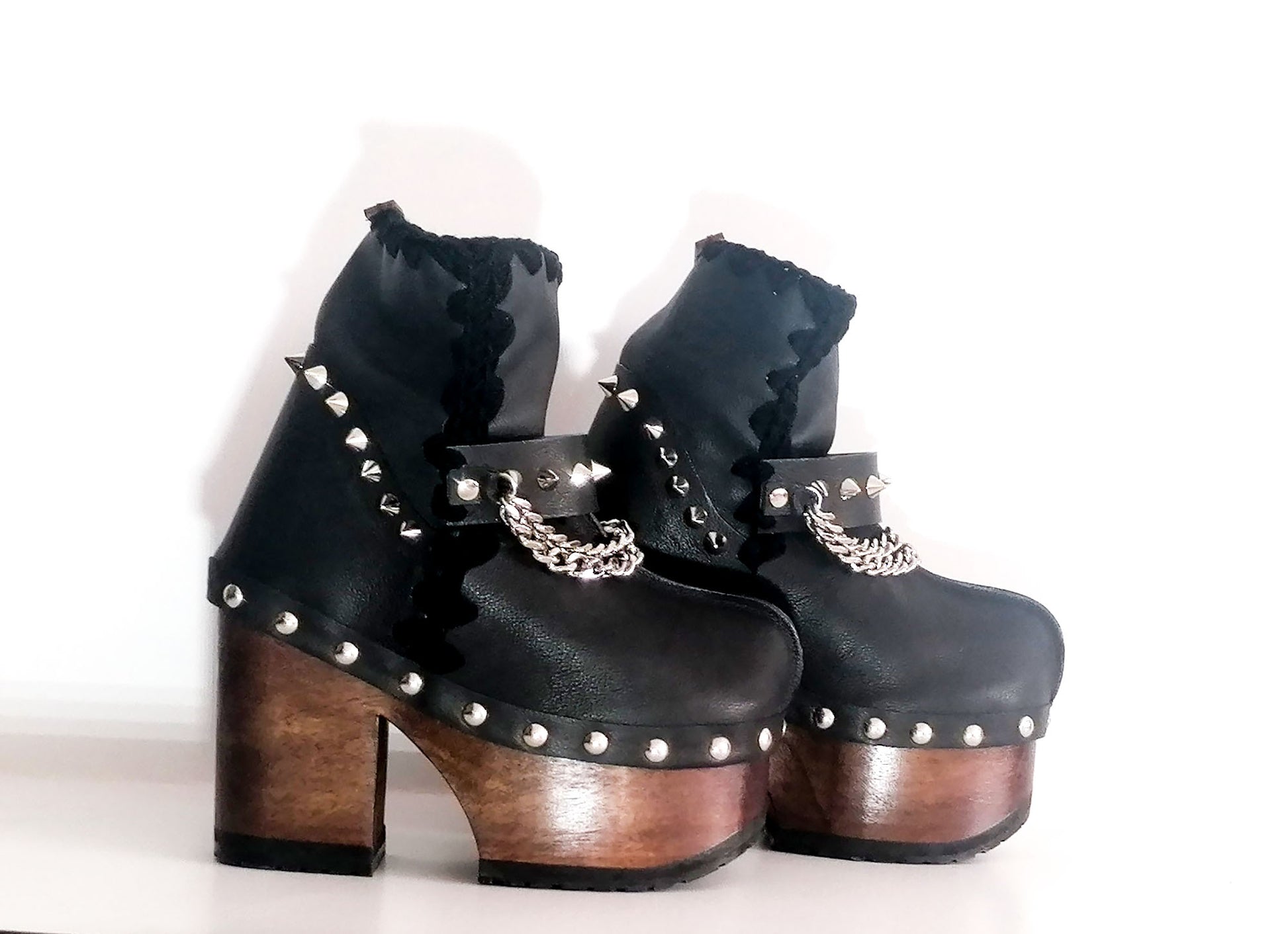 Black leather clog boot. Black leather boot decorated with studs and silver chains. Vintage style platform boot. Black leather biker style boot. Sizes 34 to 47. High quality handmade leather shoes by sol Caleyo. Sustainable fashion.