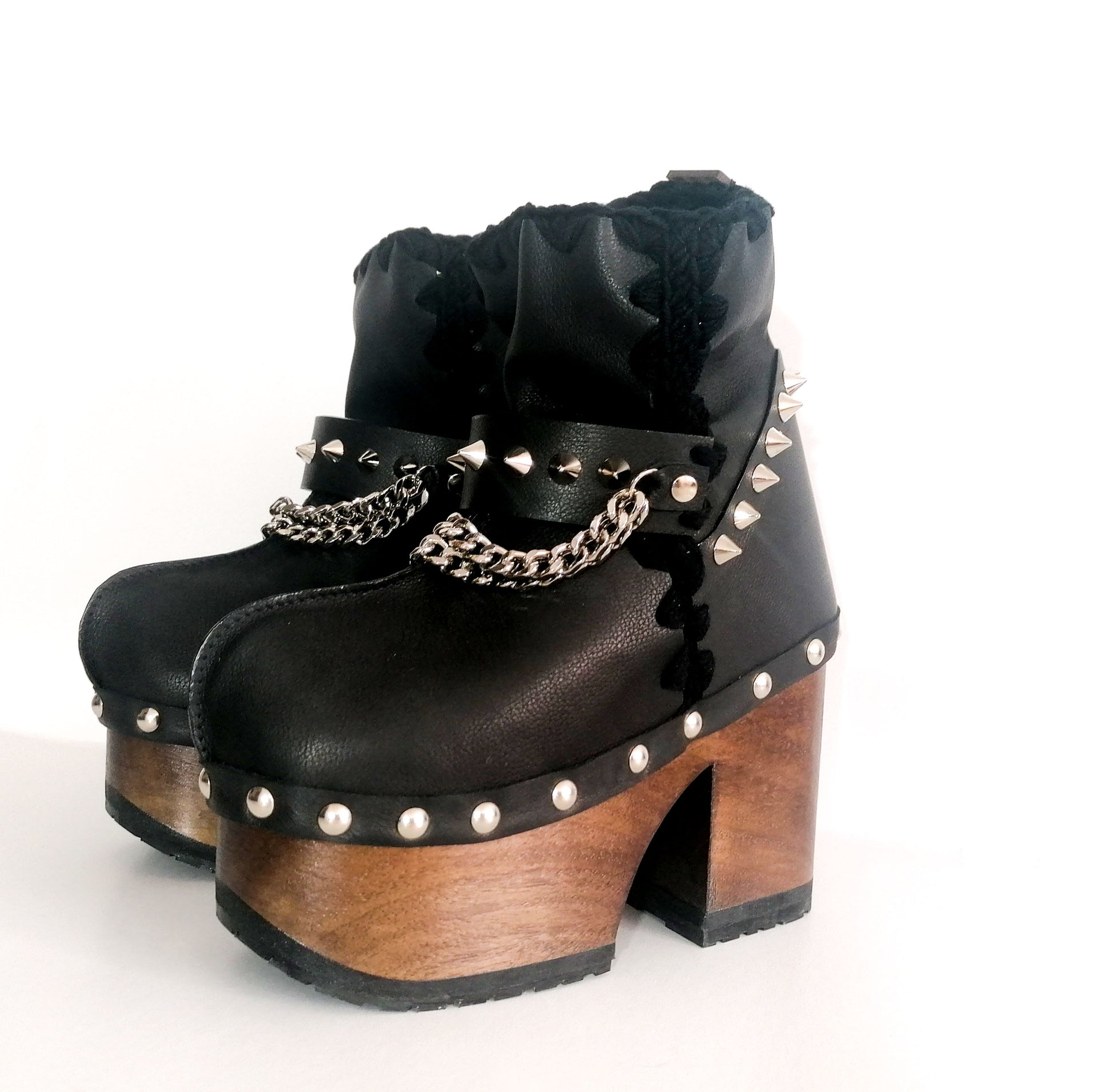 Black leather clog boot. Black leather boot decorated with studs and silver chains. Vintage style platform boot. Black leather biker style boot. Sizes 34 to 47. High quality handmade leather shoes by sol Caleyo. Sustainable fashion.