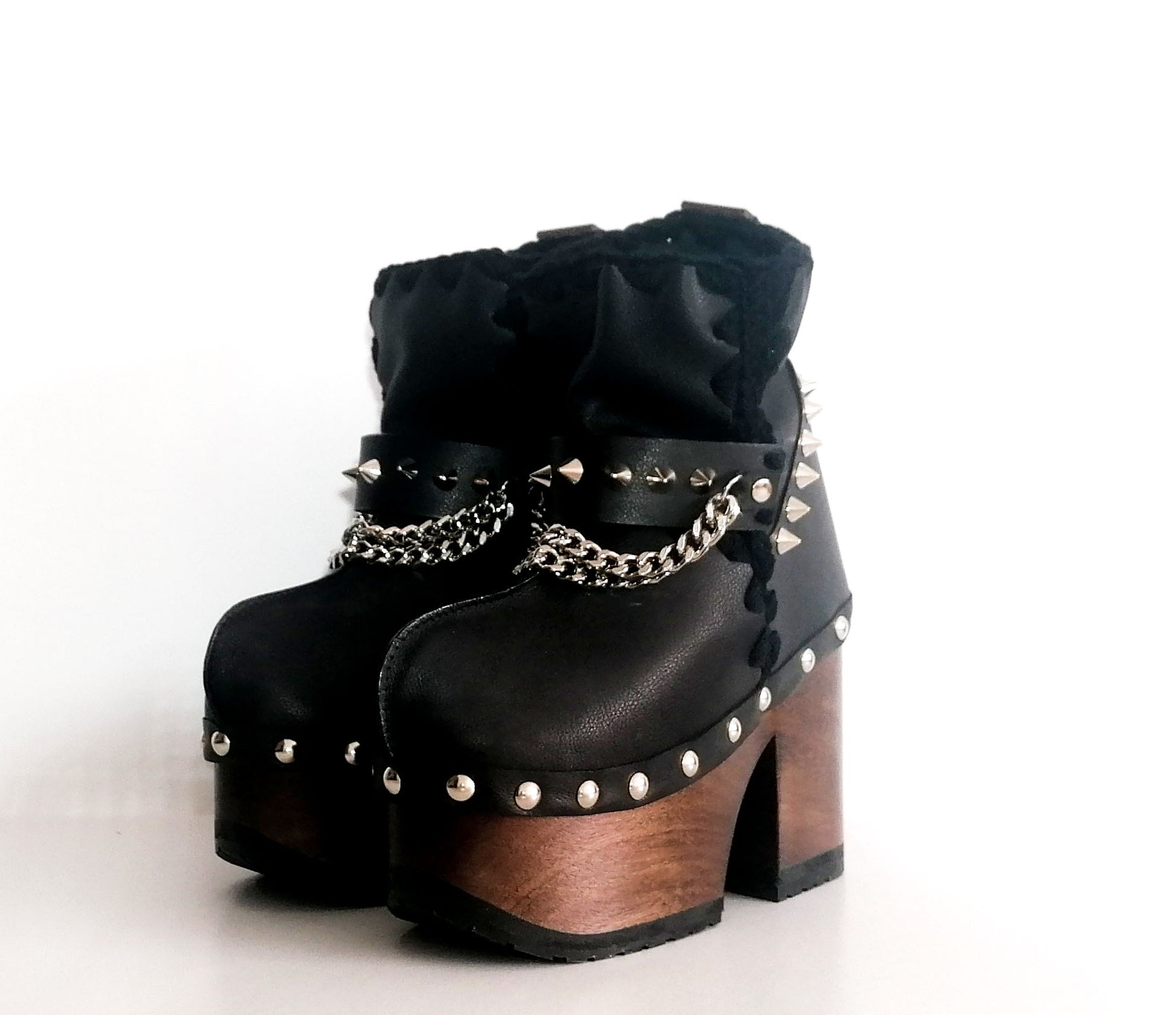 Black leather clog boot. Black leather boot decorated with studs and silver chains. Vintage style platform boot. Black leather biker style boot. Sizes 34 to 47. High quality handmade leather shoes by sol Caleyo. Sustainable fashion.