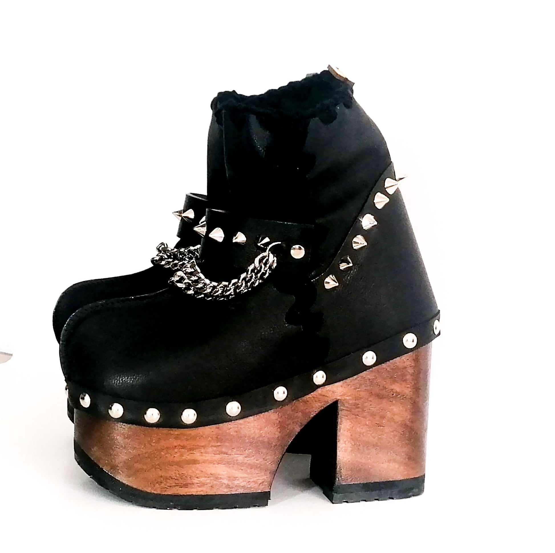 Black leather clog boot. Black leather boot decorated with studs and silver chains. Vintage style platform boot. Black leather biker style boot. Sizes 34 to 47. High quality handmade leather shoes by sol Caleyo. Sustainable fashion.