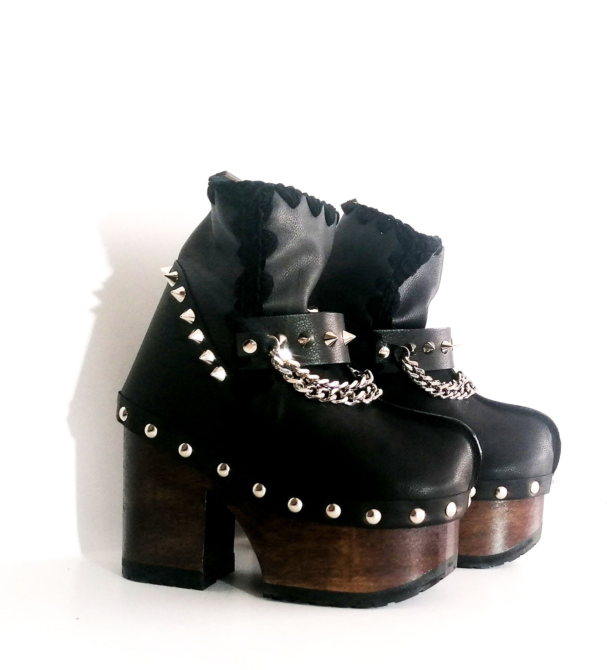 Black leather clog boot. Black leather boot decorated with studs and silver chains. Vintage style platform boot. Black leather biker style boot. Sizes 34 to 47. High quality handmade leather shoes by sol Caleyo. Sustainable fashion.