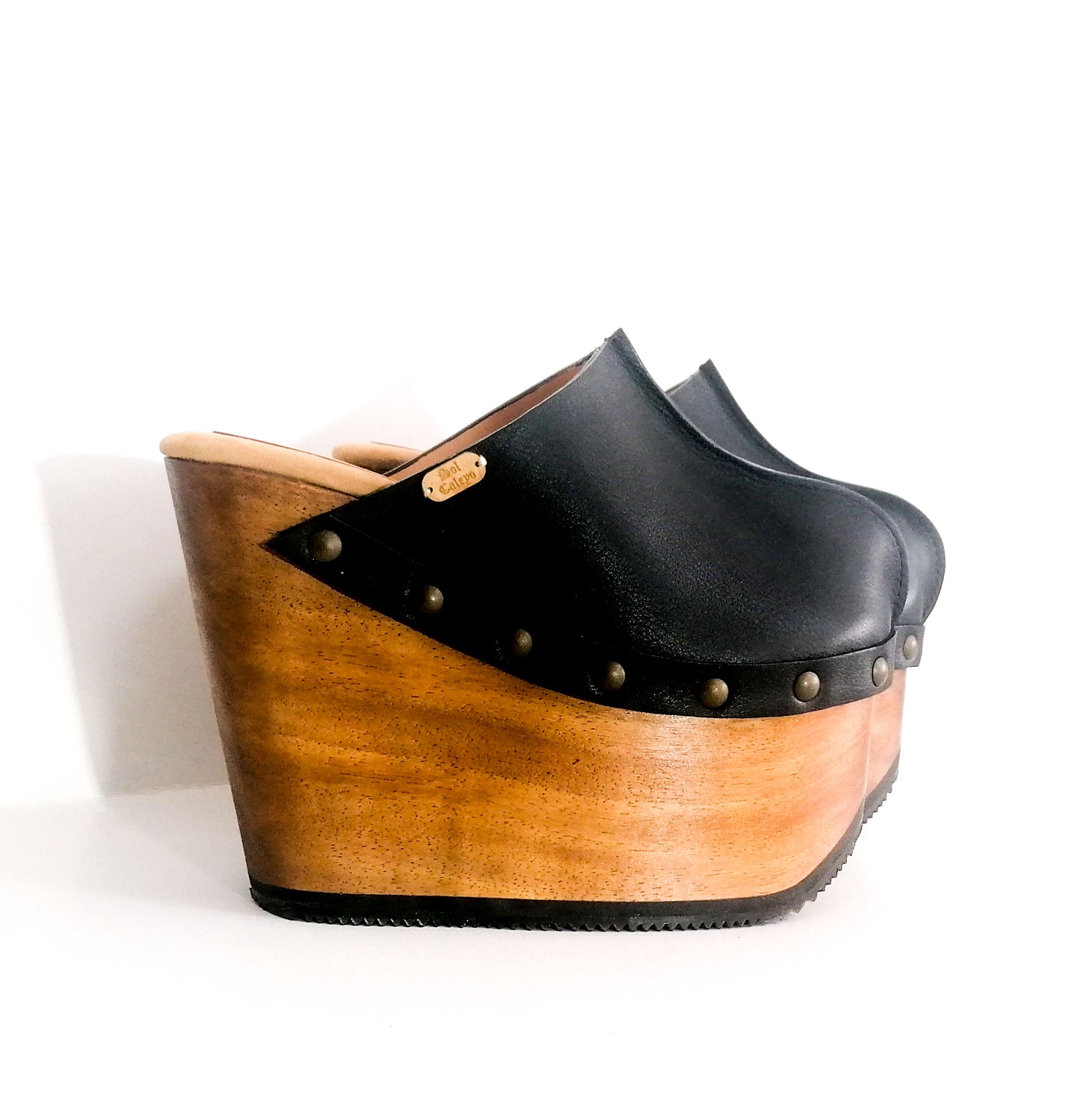 Black platform clog vintage style 70s. Super high wooden wedge, closed leather clogs, vintage style wooden wedge. Sizes 34 to 47. High quality leather shoes handmade by Sol Caleyo.