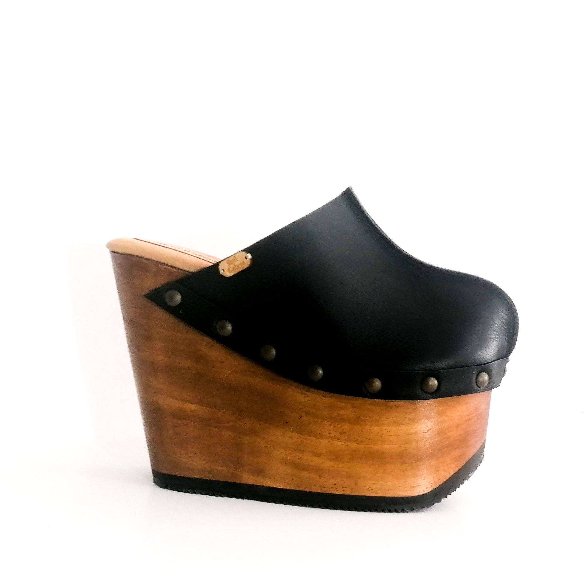 Black platform clog vintage style 70s. Super high wooden wedge, closed leather clogs, vintage style wooden wedge. Sizes 34 to 47. High quality leather shoes handmade by Sol Caleyo.