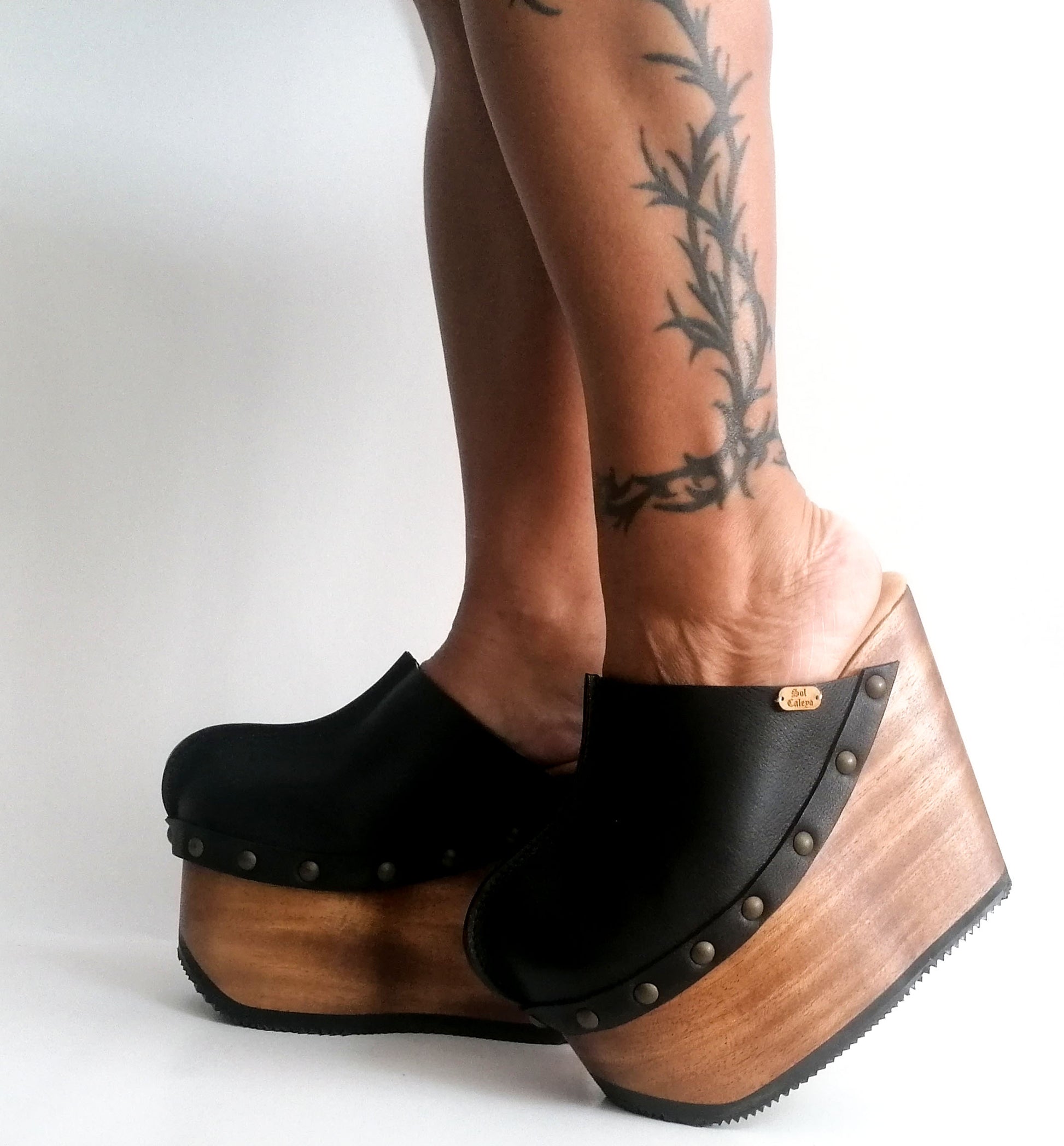 Black platform clog vintage style 70s. Super high wooden wedge, closed leather clogs, vintage style wooden wedge. Sizes 34 to 47. High quality leather shoes handmade by Sol Caleyo.