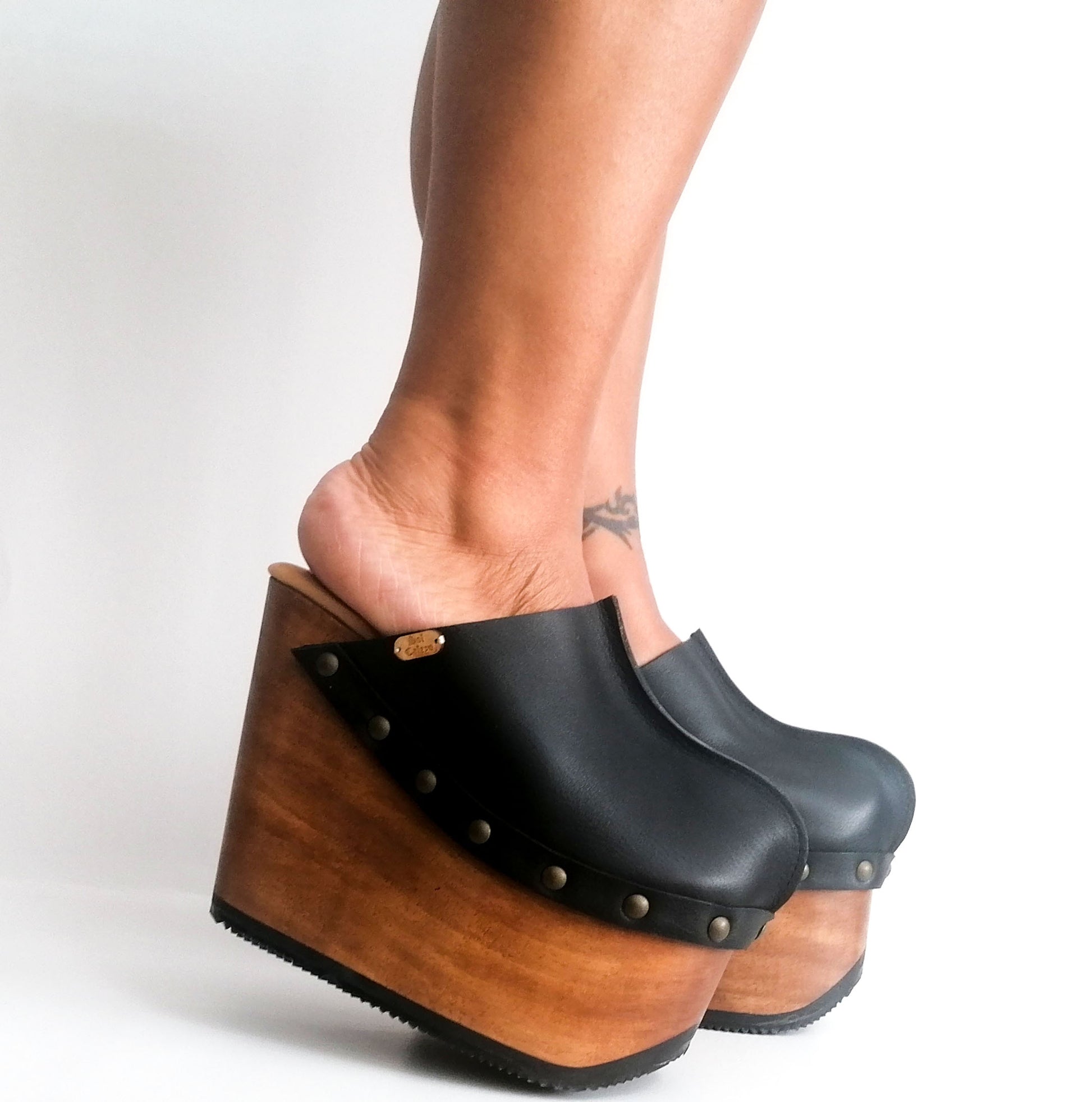 Black platform clog vintage style 70s. Super high wooden wedge, closed leather clogs, vintage style wooden wedge. Sizes 34 to 47. High quality leather shoes handmade by Sol Caleyo.