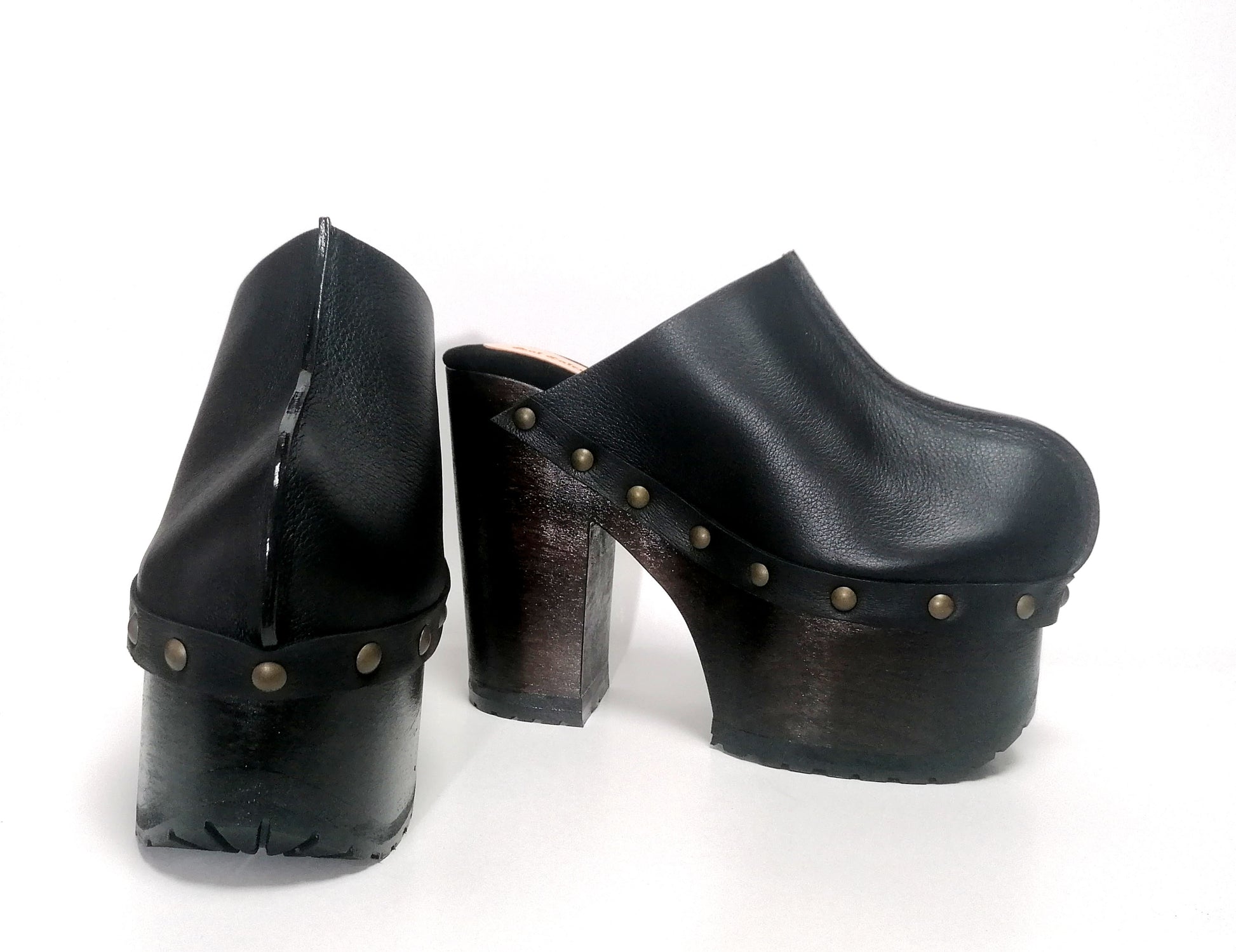 Black leather clogs with platform and super high heel. Leather mule with super high wooden heel. Black leather clogs 70's vintage style. Vintage style super high heel clogs. Sizes 34 to 47. High quality leather shoes handmade by sol Caleyo. Sustainable fashion.