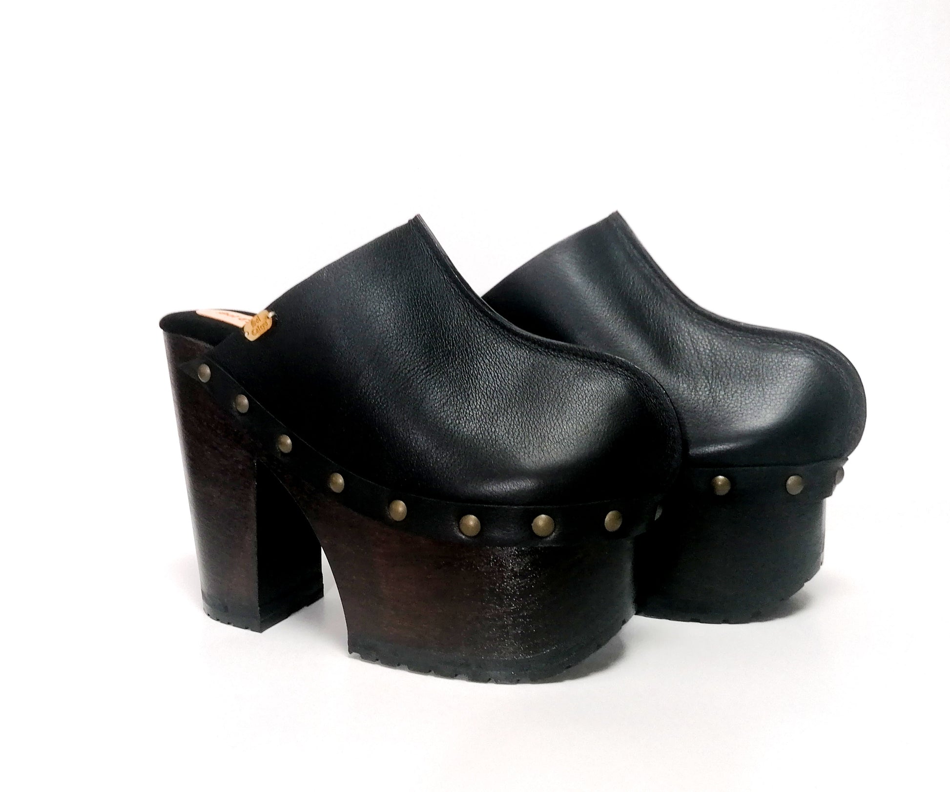 Black leather clogs with platform and super high heel. Leather mule with super high wooden heel. Black leather clogs 70's vintage style. Vintage style super high heel clogs. Sizes 34 to 47. High quality leather shoes handmade by sol Caleyo. Sustainable fashion.